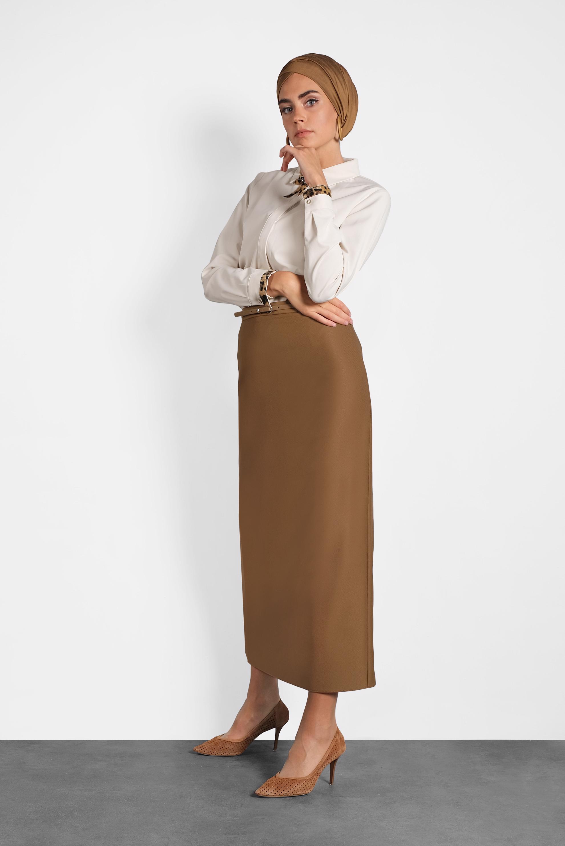 Tesettür giyim BEJ YAKASI BROŞLU LEOPAR DETAYLI BLUZ  40266