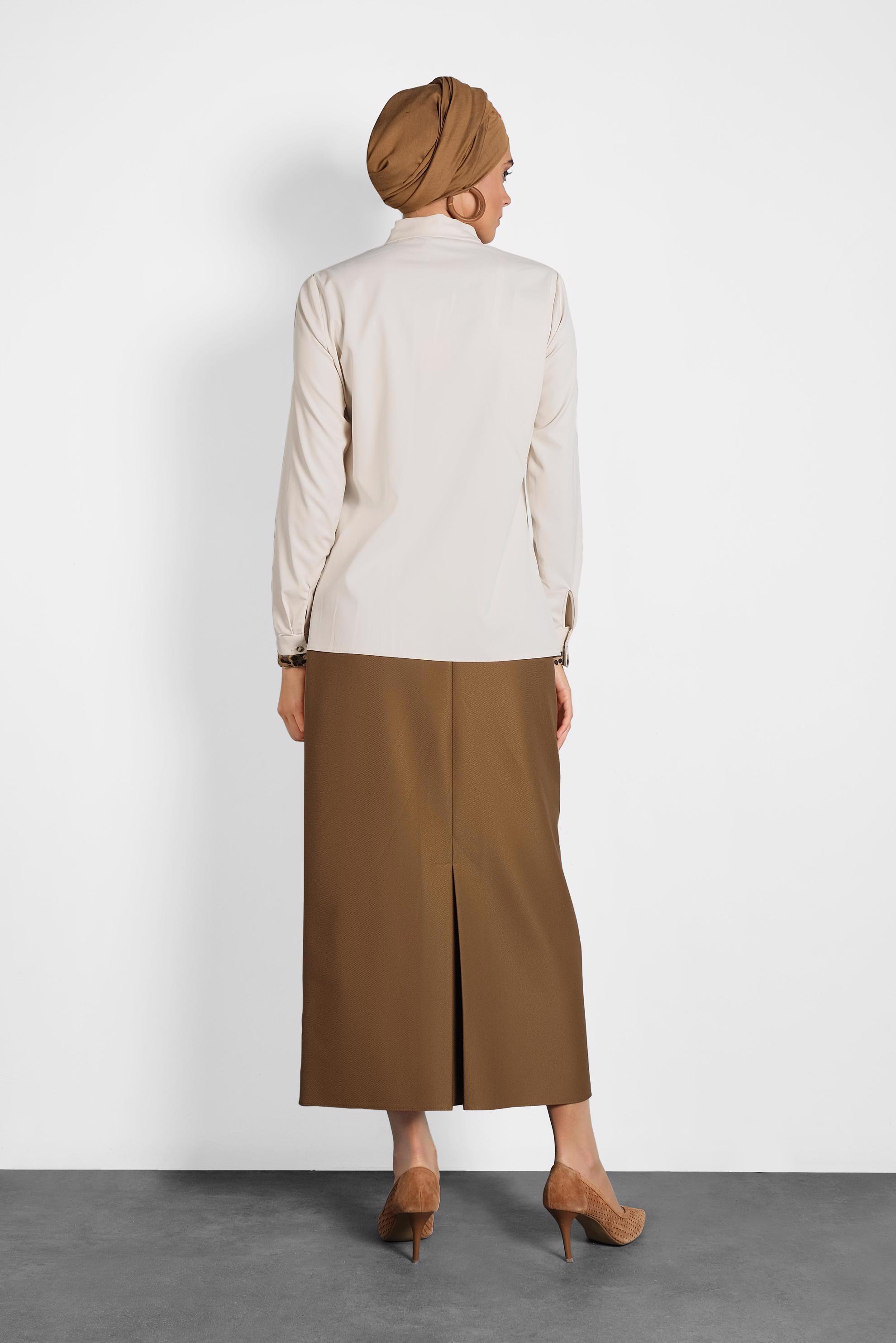 Tesettür giyim BEJ YAKASI BROŞLU LEOPAR DETAYLI BLUZ  40266