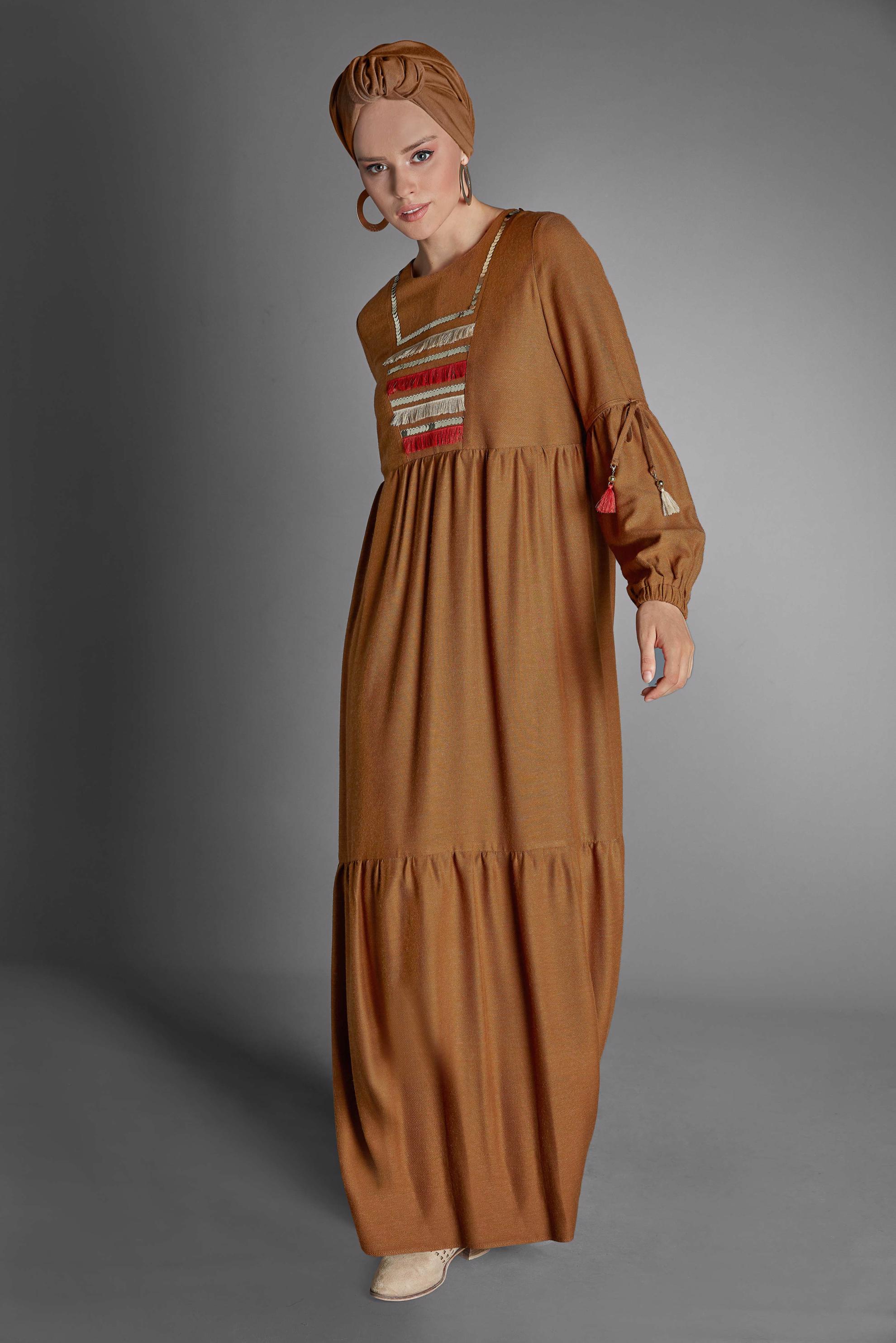 Tesettür giyim TABA PUL İŞLEMELİ KOLLARI BAĞCIKLI ELBİSE 40118 