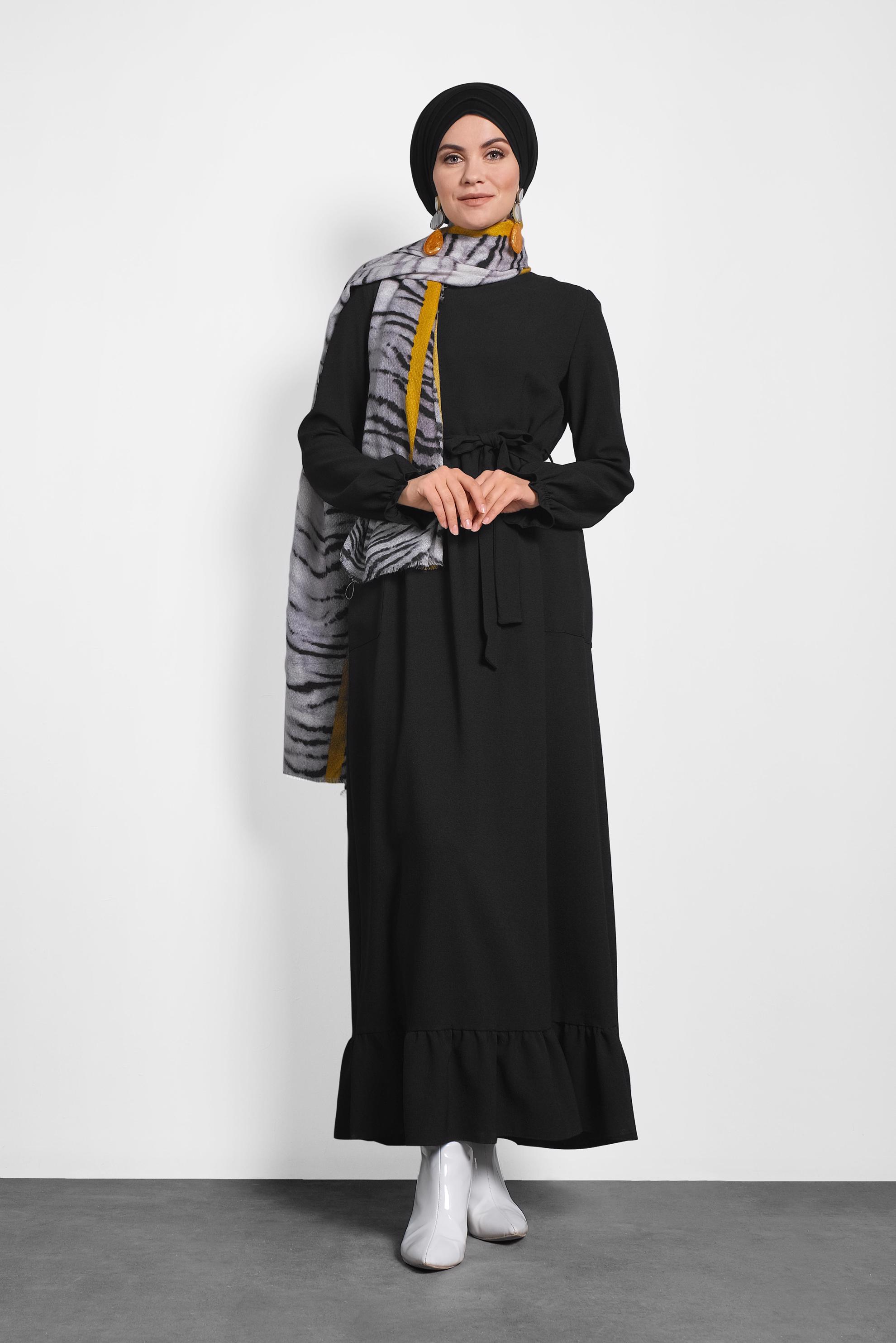 Tesettür giyim SİYAH KUŞAKLI VOLANLI ELBİSE 40178 