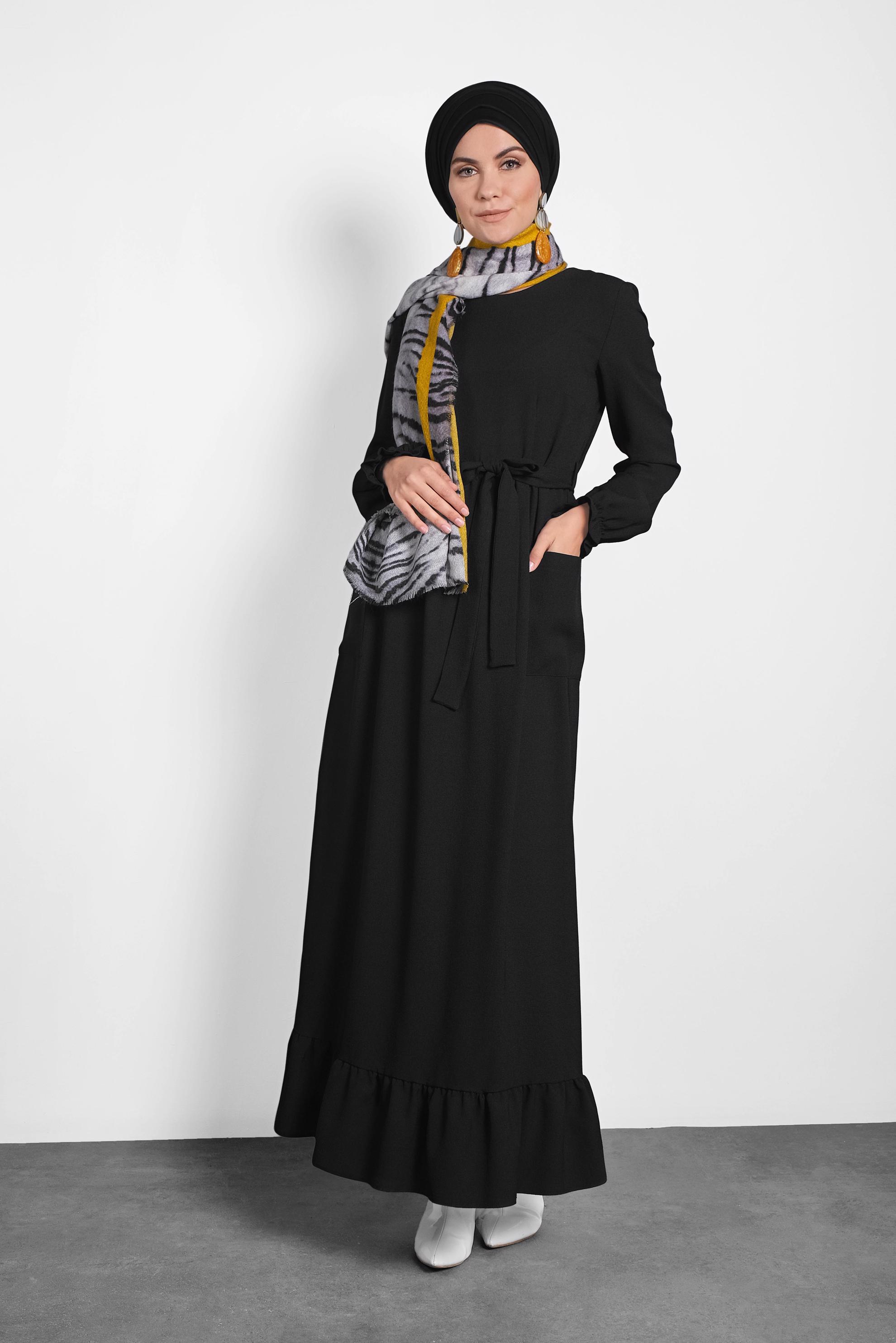 Tesettür giyim SİYAH KUŞAKLI VOLANLI ELBİSE 40178 
