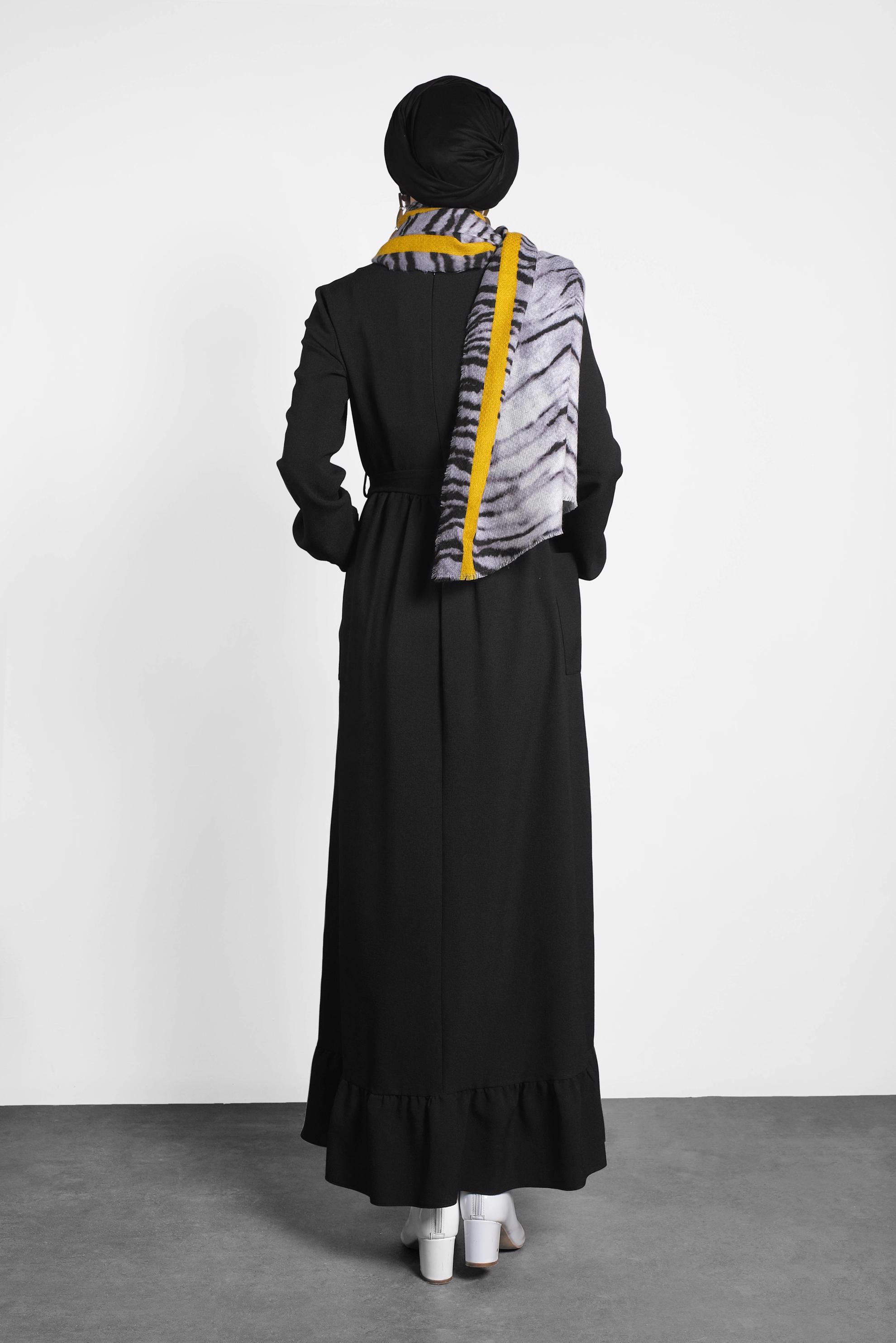 Tesettür giyim SİYAH KUŞAKLI VOLANLI ELBİSE 40178 