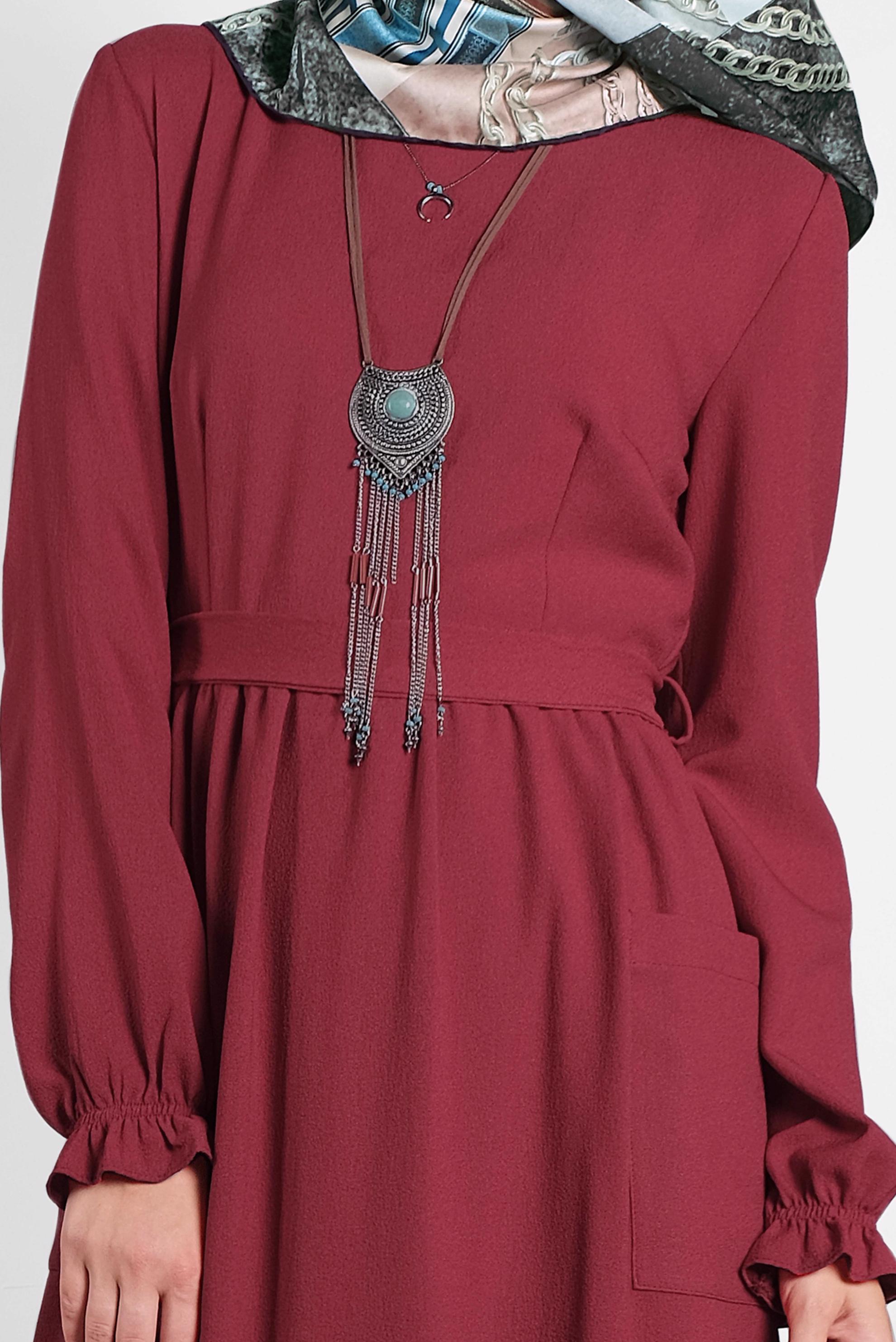 Tesettür giyim BORDO KUŞAKLI VOLANLI ELBİSE 40178 