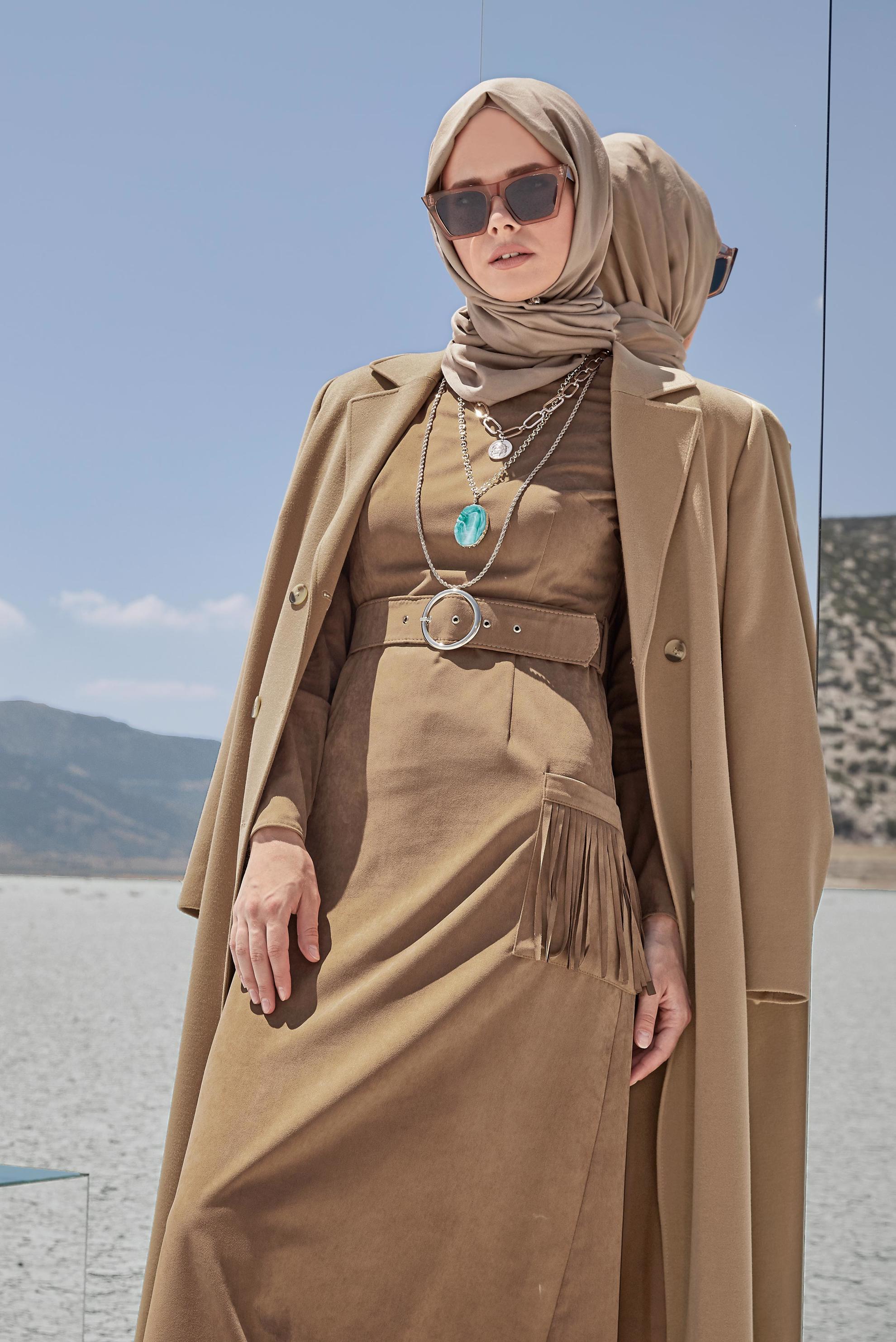 Tesettür giyim BEJ CEPLERİ PÜSKÜLLÜ SÜET ELBİSE 40192