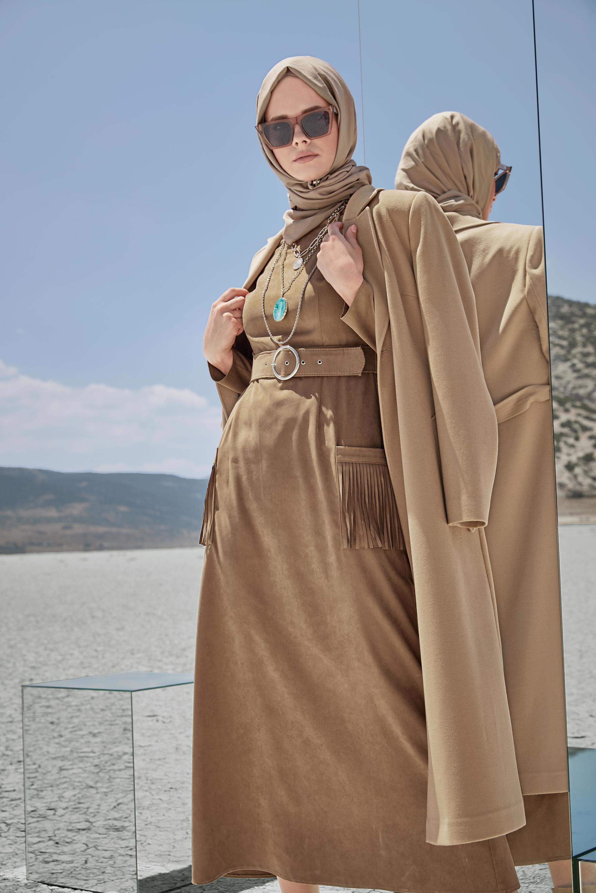 Tesettür giyim BEJ CEPLERİ PÜSKÜLLÜ SÜET ELBİSE 40192