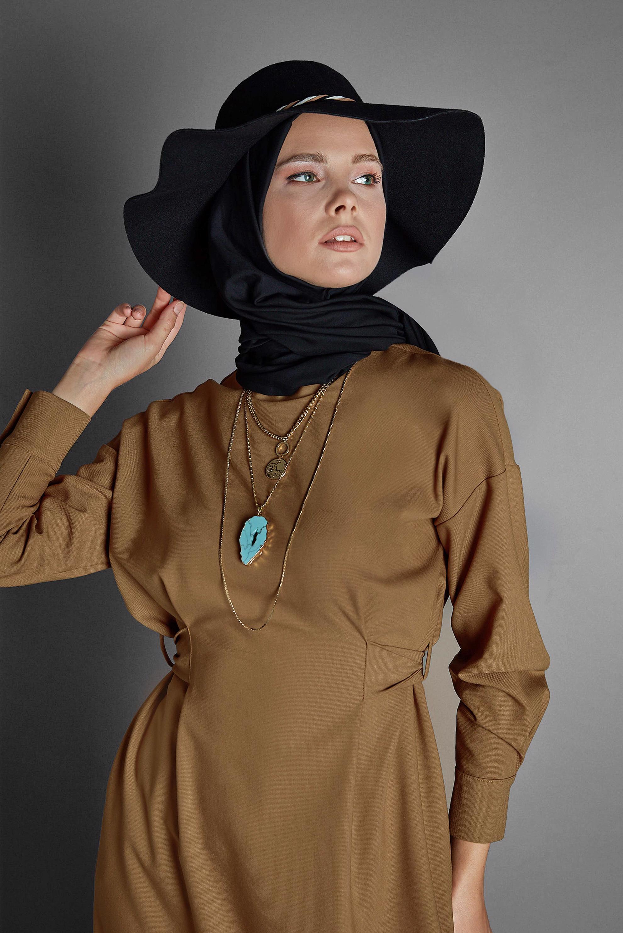 Tesettür giyim TABA ARKADAN KUŞAKLI FERMUARLI ELBİSE 40195