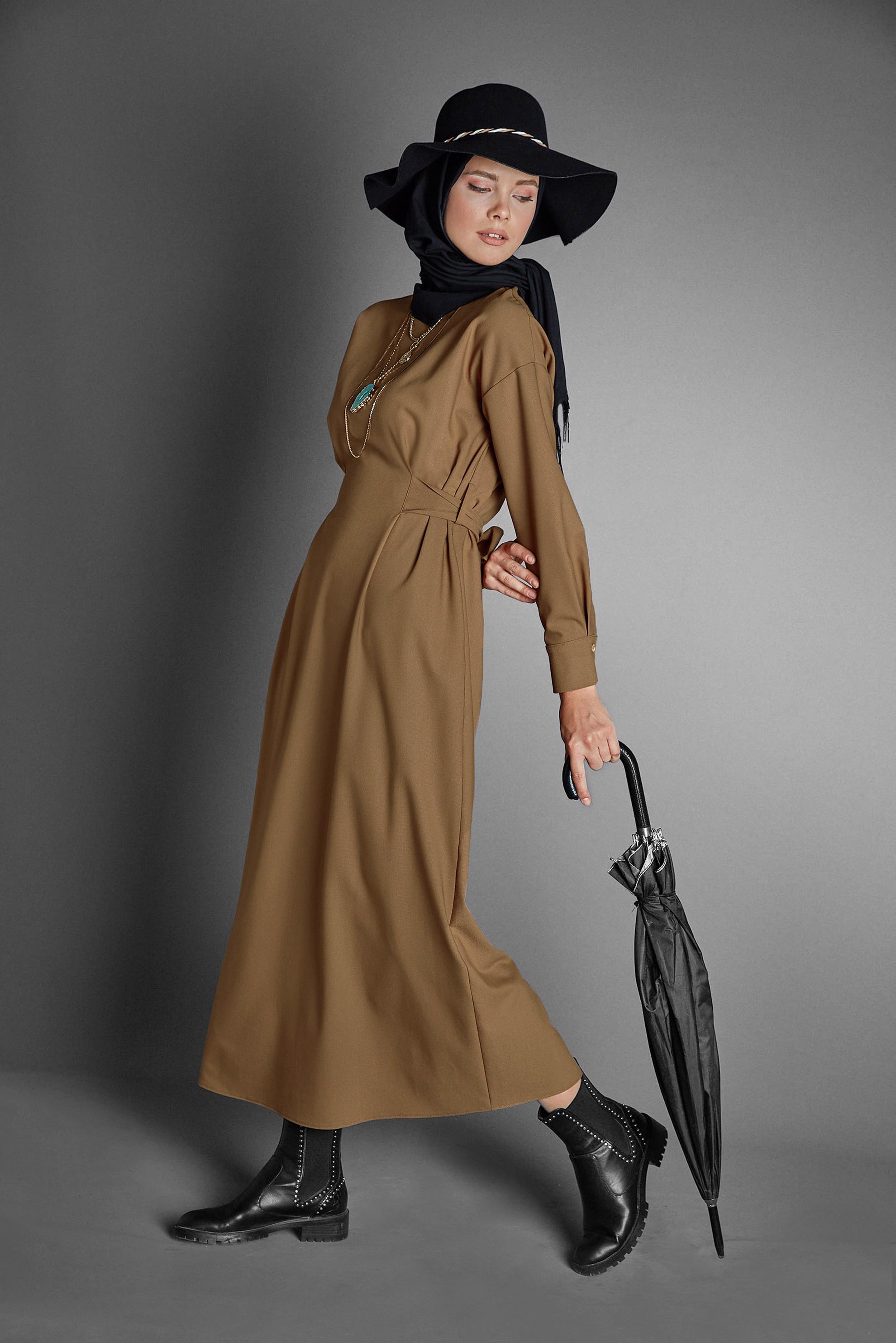 Tesettür giyim TABA ARKADAN KUŞAKLI FERMUARLI ELBİSE 40195