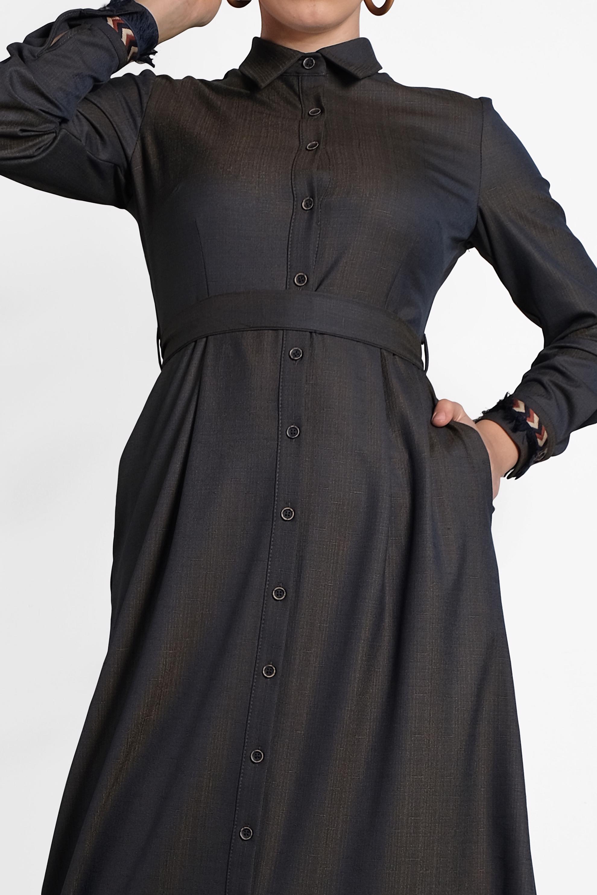 Tesettür giyim LACİVERT BOYDAN DÜĞMELİ KUŞAKLI ELBİSE 40214 