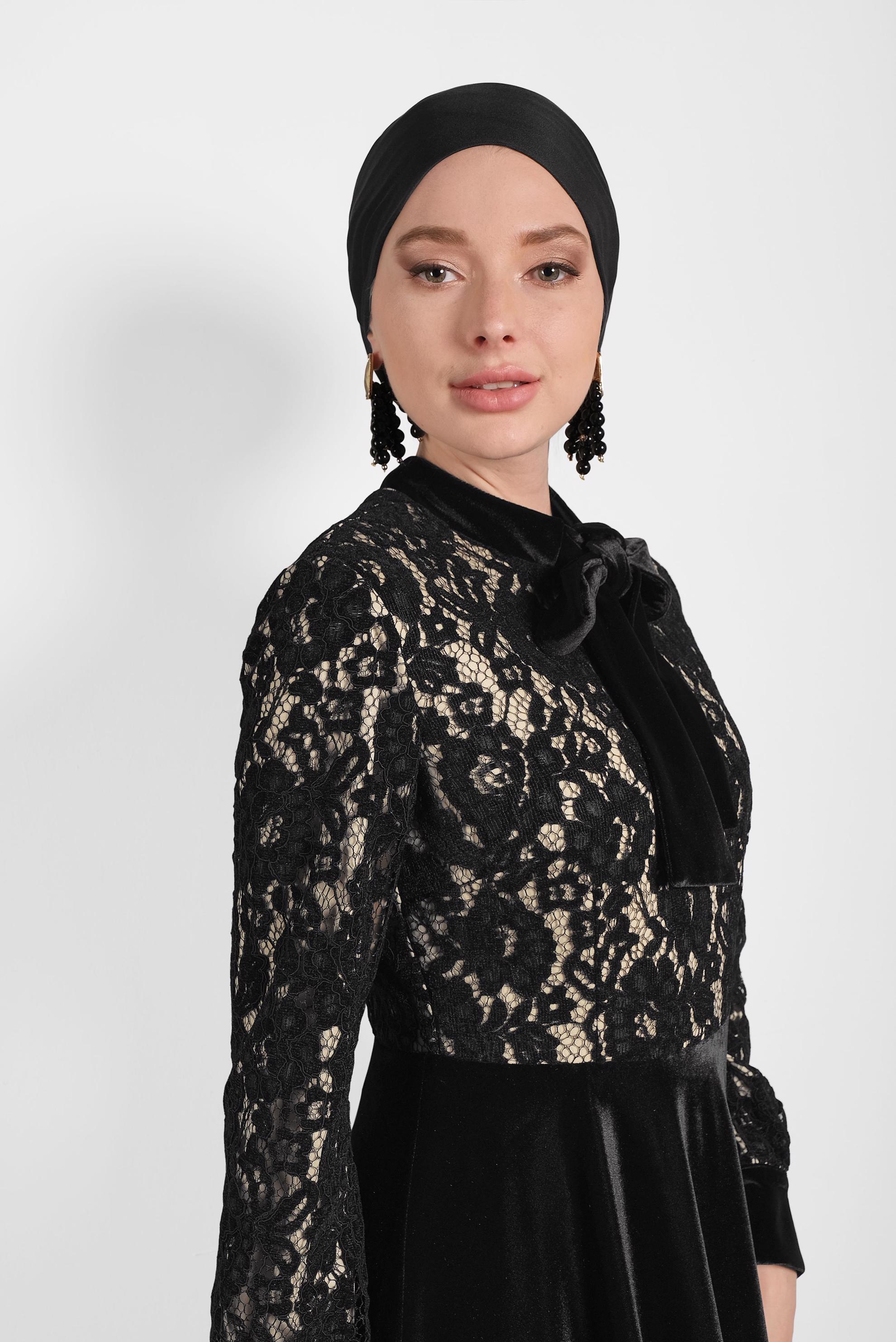 Tesettür giyim SİYAH PARLAK KADİFE GÜPÜRLÜ YAKASI BAĞLI ELBİSE 40239 