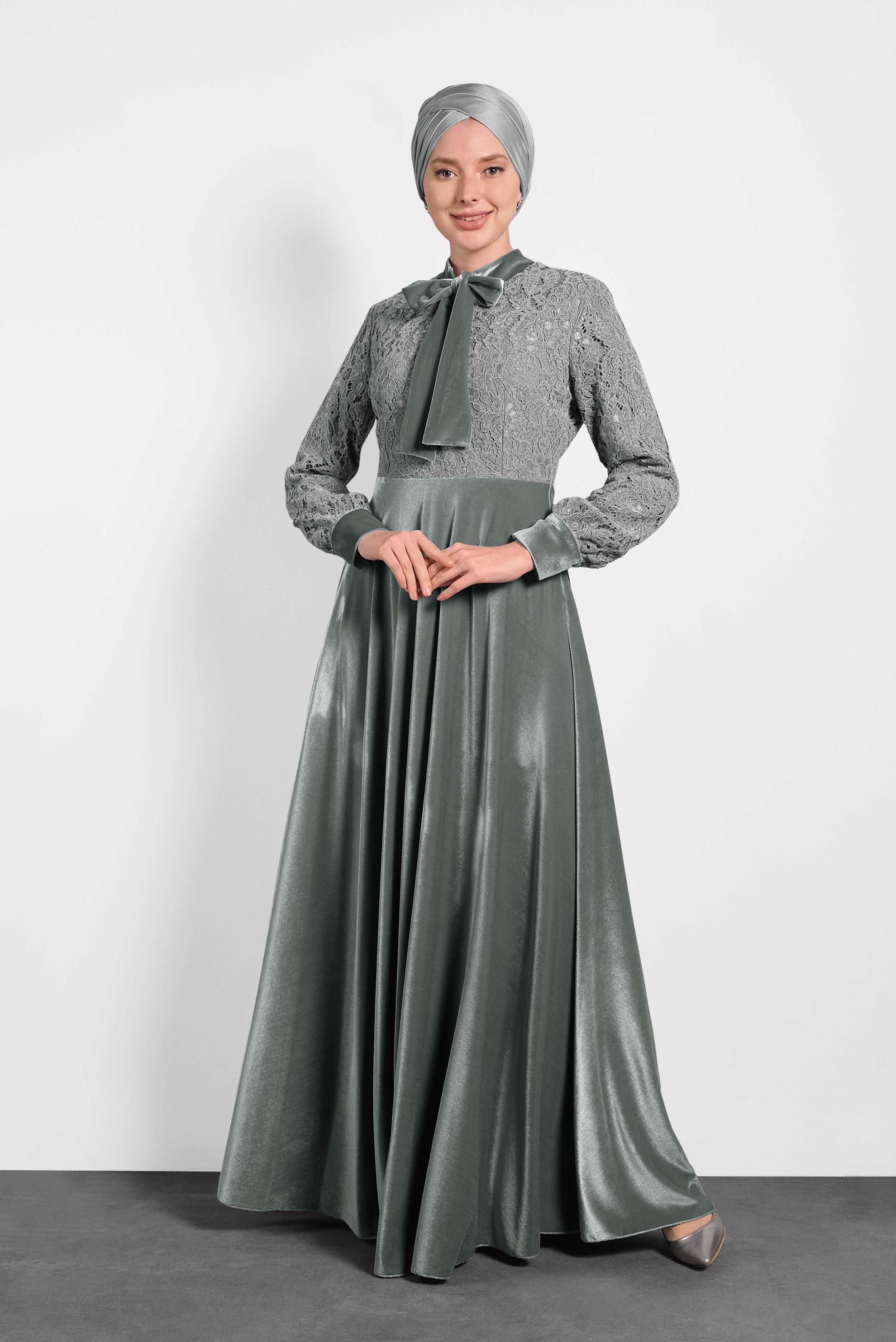 Tesettür giyim GRİ PARLAK KADİFE GÜPÜRLÜ YAKASI BAĞLI ELBİSE 40239 