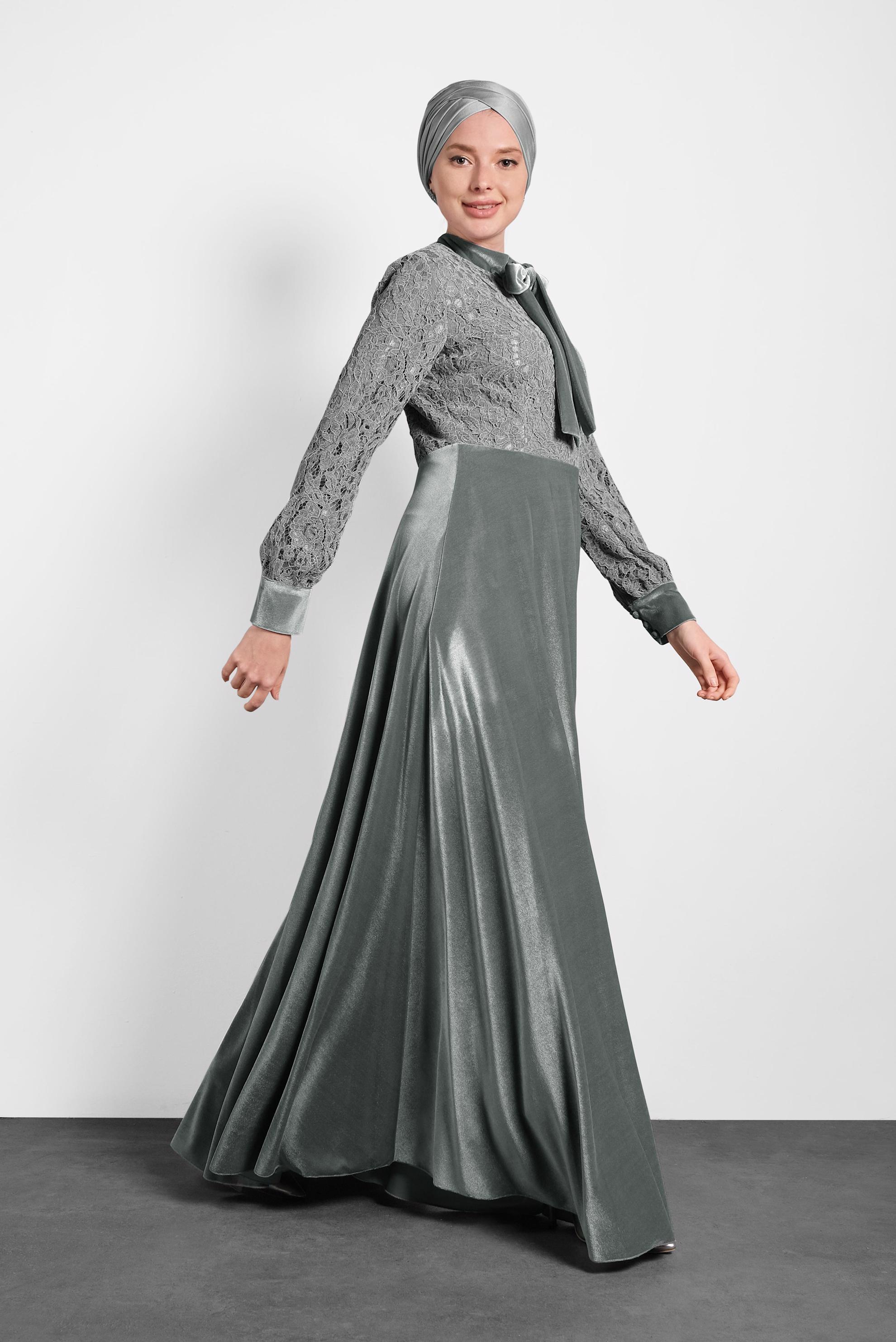 Tesettür giyim GRİ PARLAK KADİFE GÜPÜRLÜ YAKASI BAĞLI ELBİSE 40239 