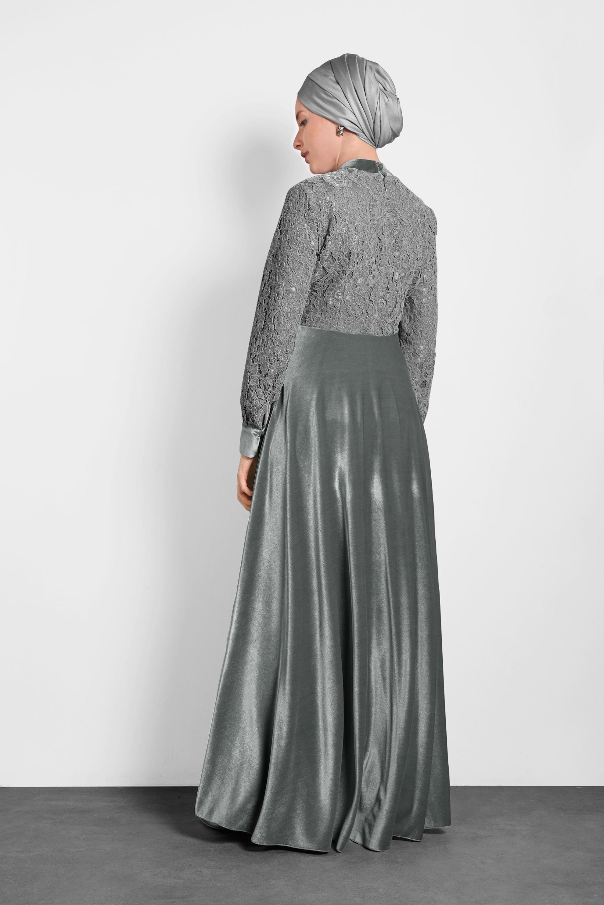 Tesettür giyim GRİ PARLAK KADİFE GÜPÜRLÜ YAKASI BAĞLI ELBİSE 40239 