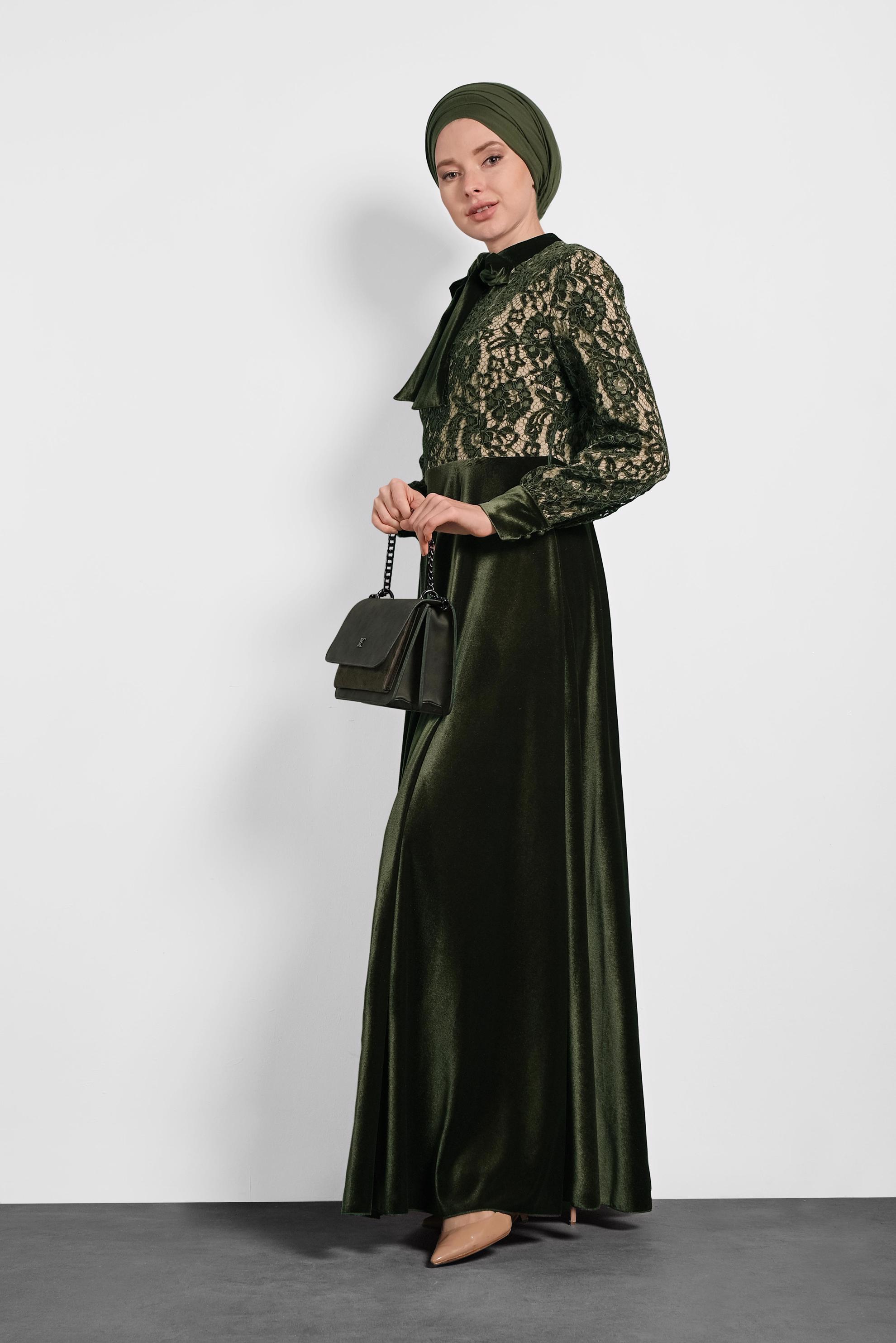 Tesettür giyim HAKİ PARLAK KADİFE GÜPÜRLÜ YAKASI BAĞLI ELBİSE 40239 