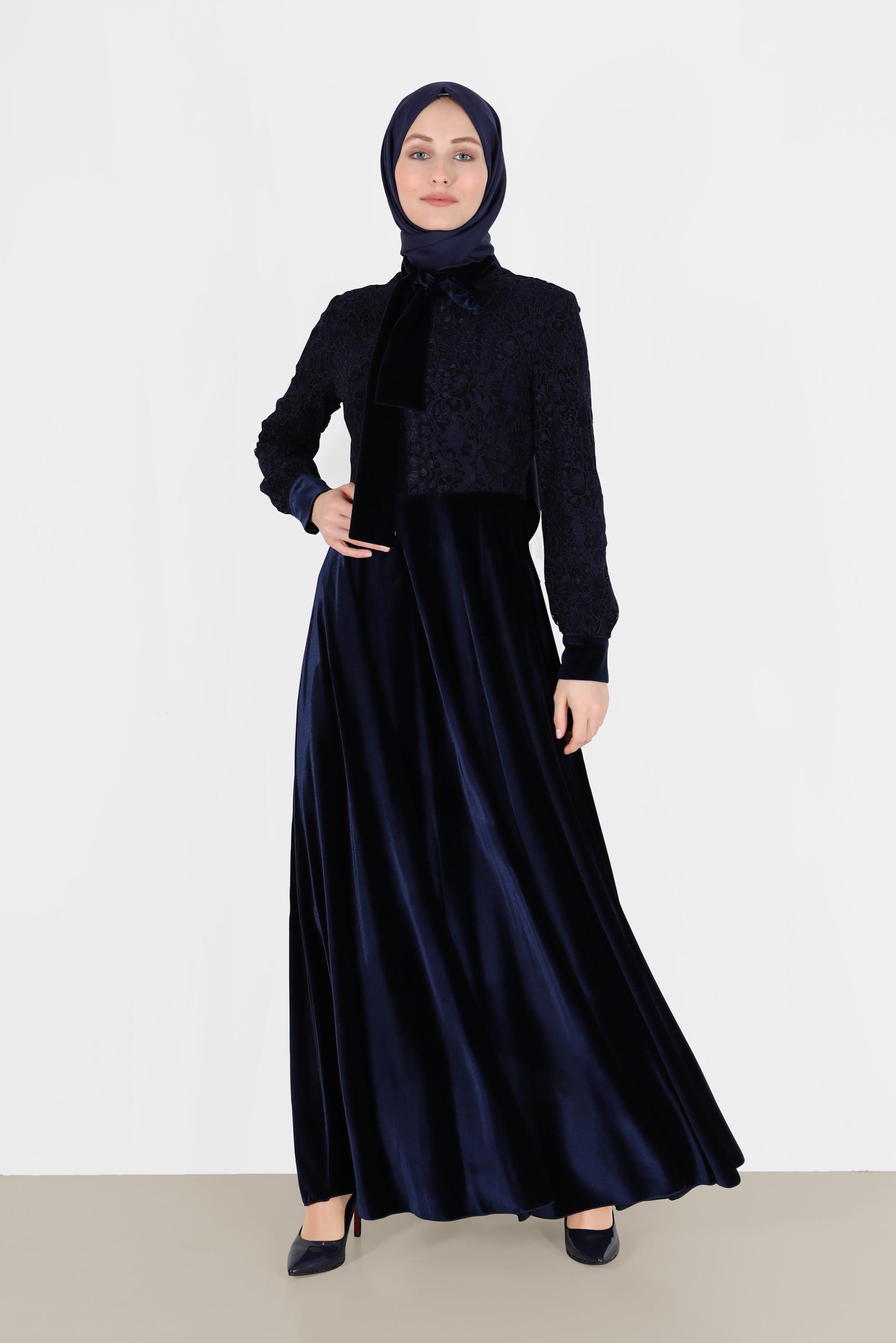 Tesettür giyim LACİVERT PARLAK KADİFE GÜPÜRLÜ YAKASI BAĞLI ELBİSE 40239 