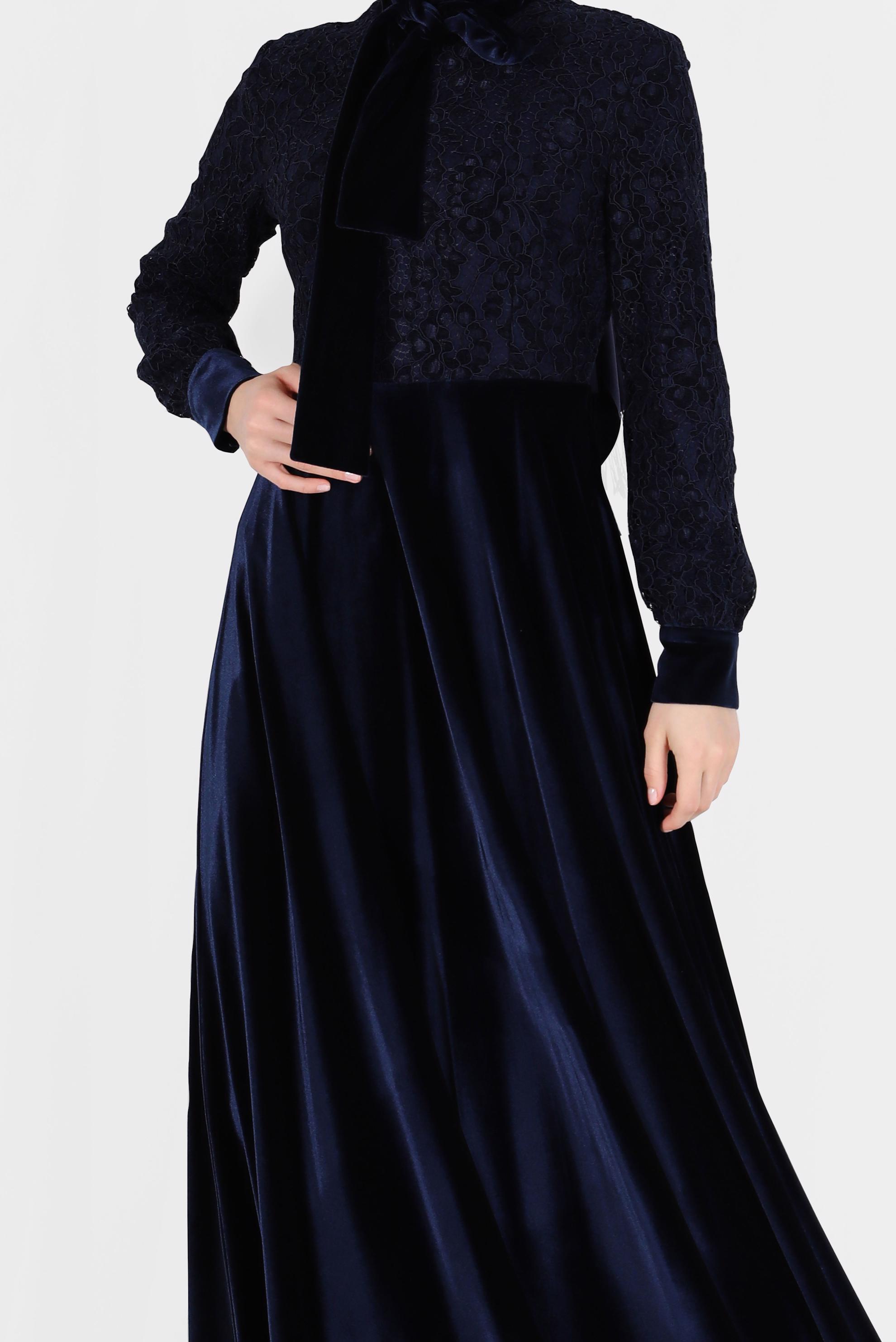 Tesettür giyim LACİVERT PARLAK KADİFE GÜPÜRLÜ YAKASI BAĞLI ELBİSE 40239 