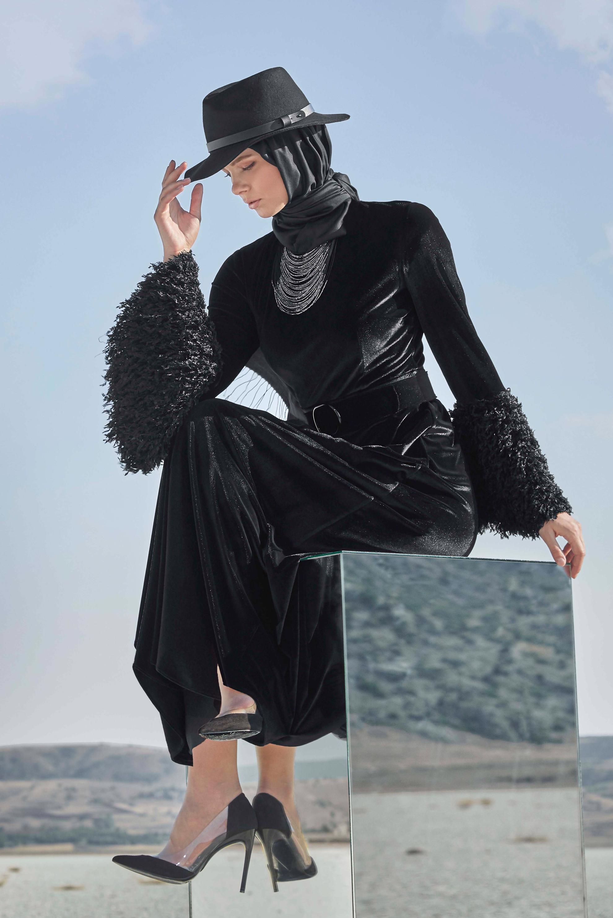 Tesettür giyim SİYAH PARLAK KADİFE KEMERLİ TÜYLÜ ELBİSE 40249