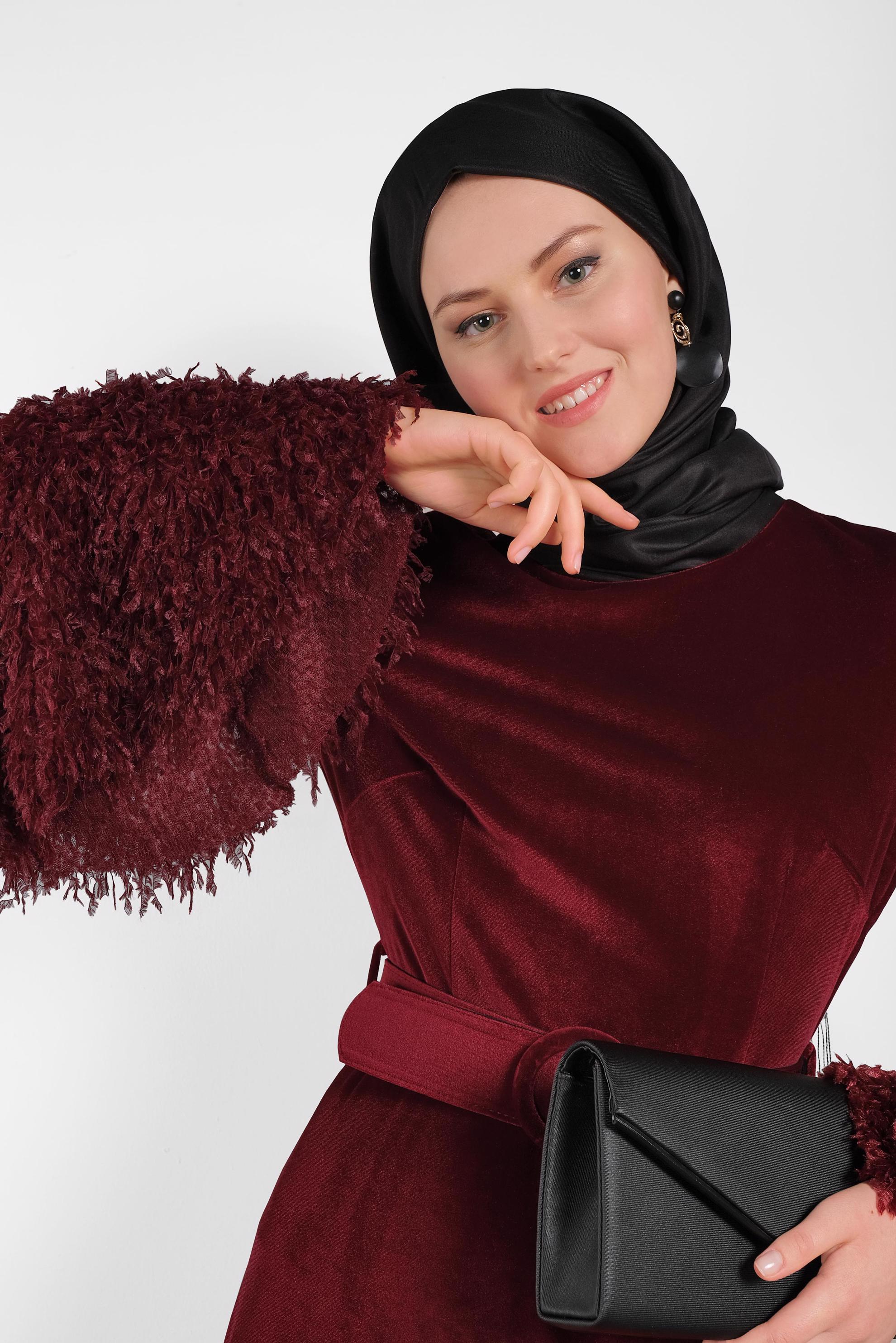 Tesettür giyim BORDO PARLAK KADİFE KEMERLİ TÜYLÜ ELBİSE 40249