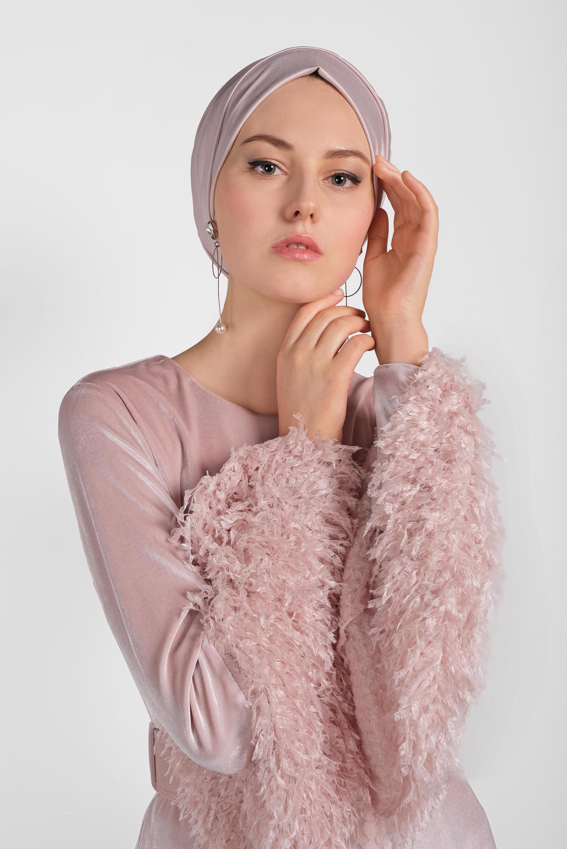 Tesettür giyim PUDRA PARLAK KADİFE KEMERLİ TÜYLÜ ELBİSE 40249