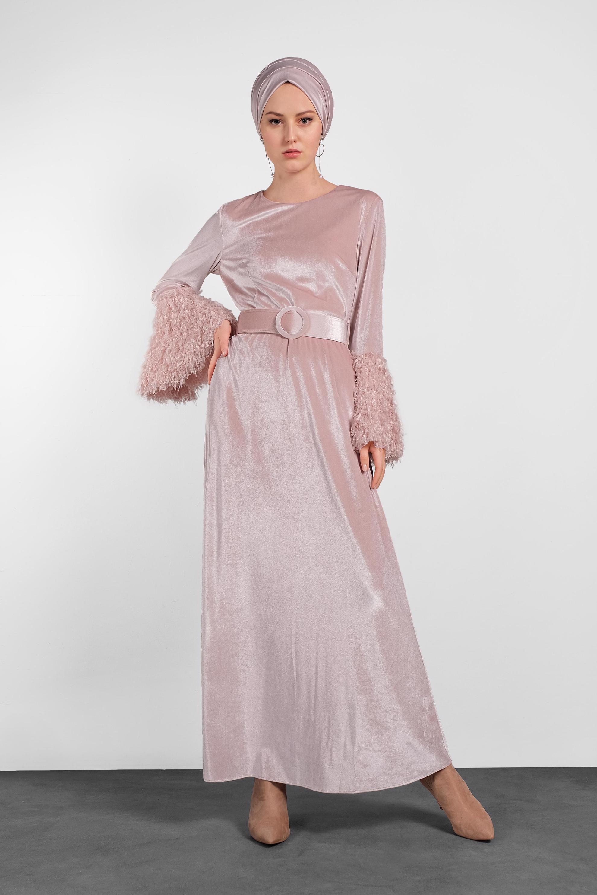 Tesettür giyim PUDRA PARLAK KADİFE KEMERLİ TÜYLÜ ELBİSE 40249