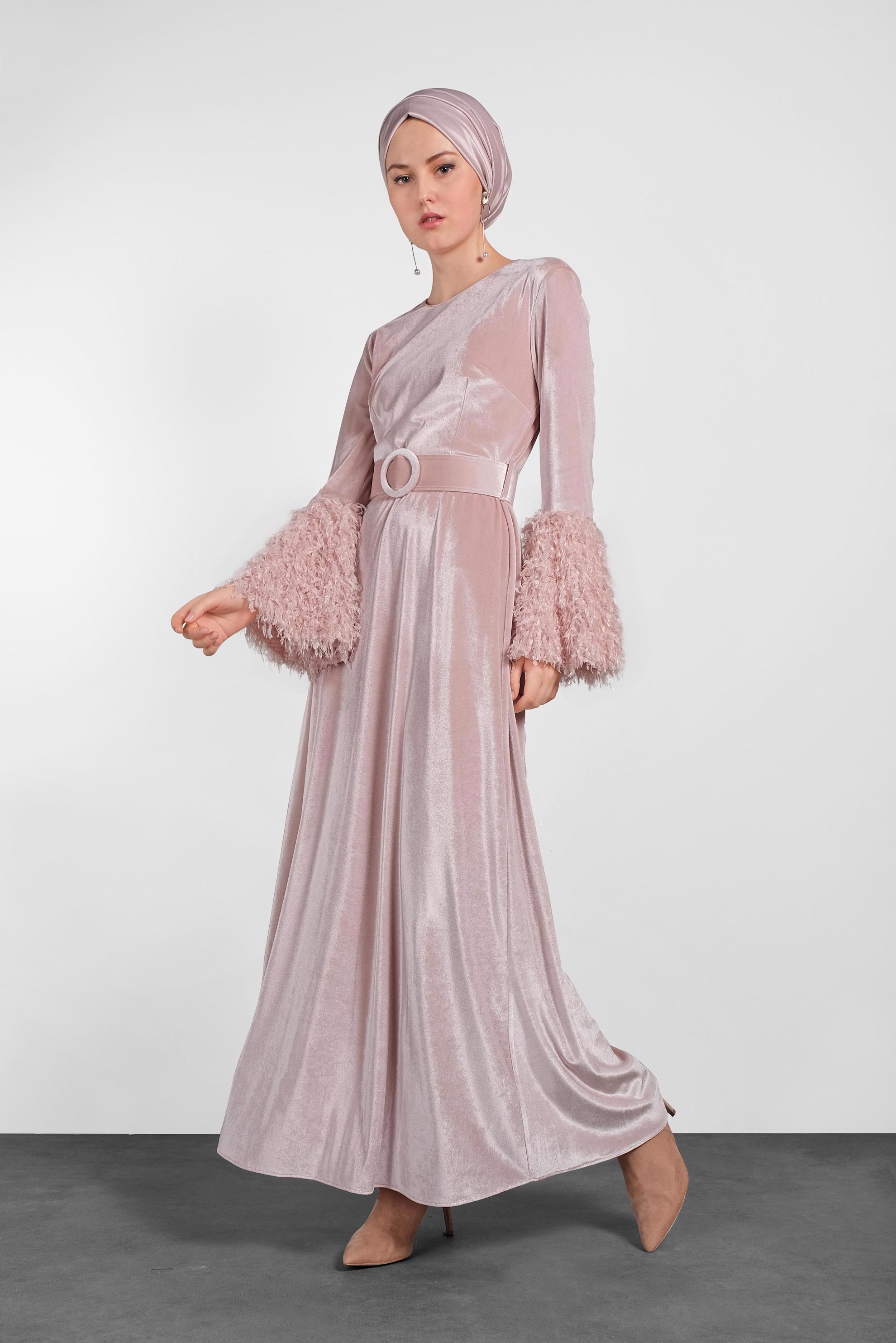 Tesettür giyim PUDRA PARLAK KADİFE KEMERLİ TÜYLÜ ELBİSE 40249