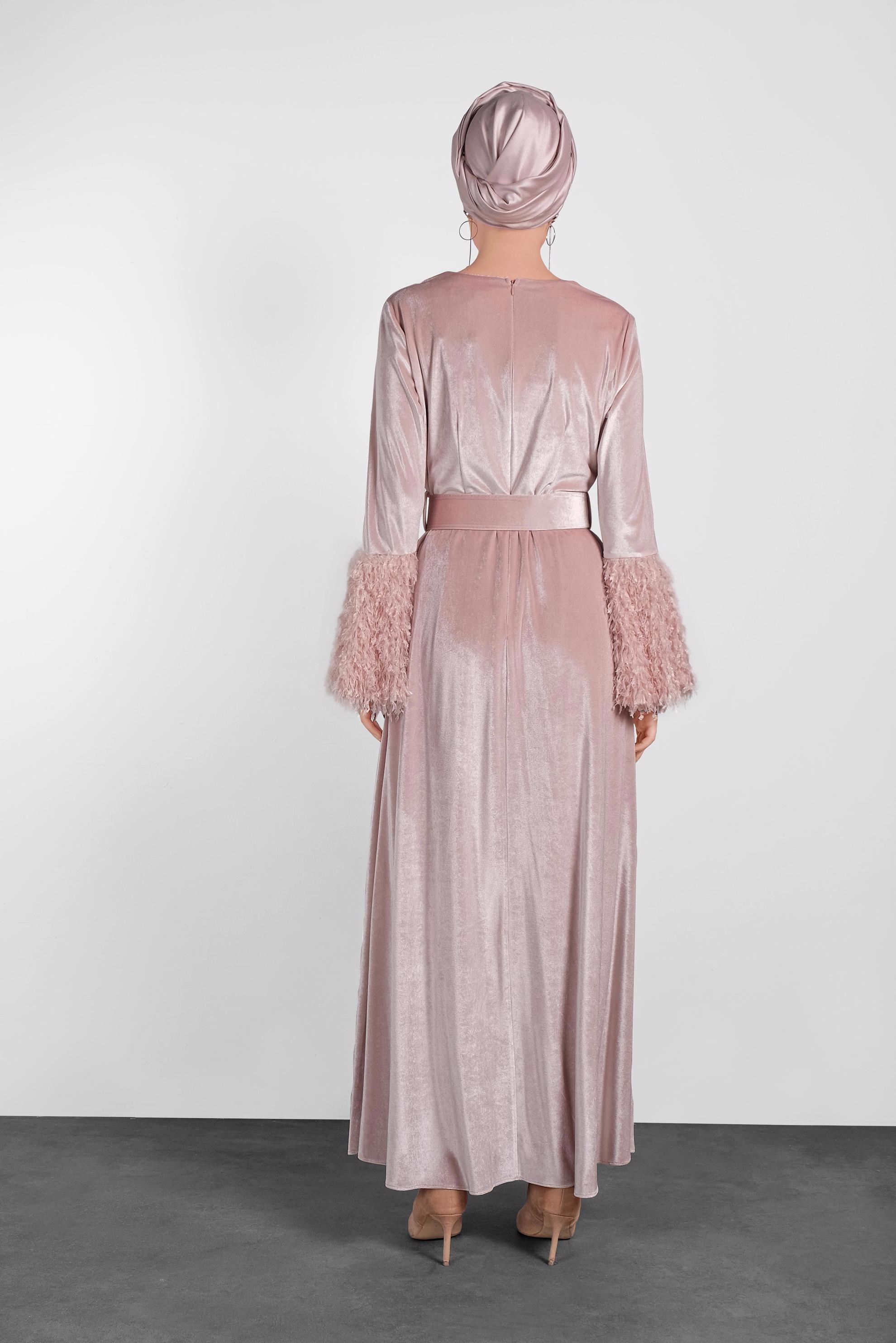 Tesettür giyim PUDRA PARLAK KADİFE KEMERLİ TÜYLÜ ELBİSE 40249