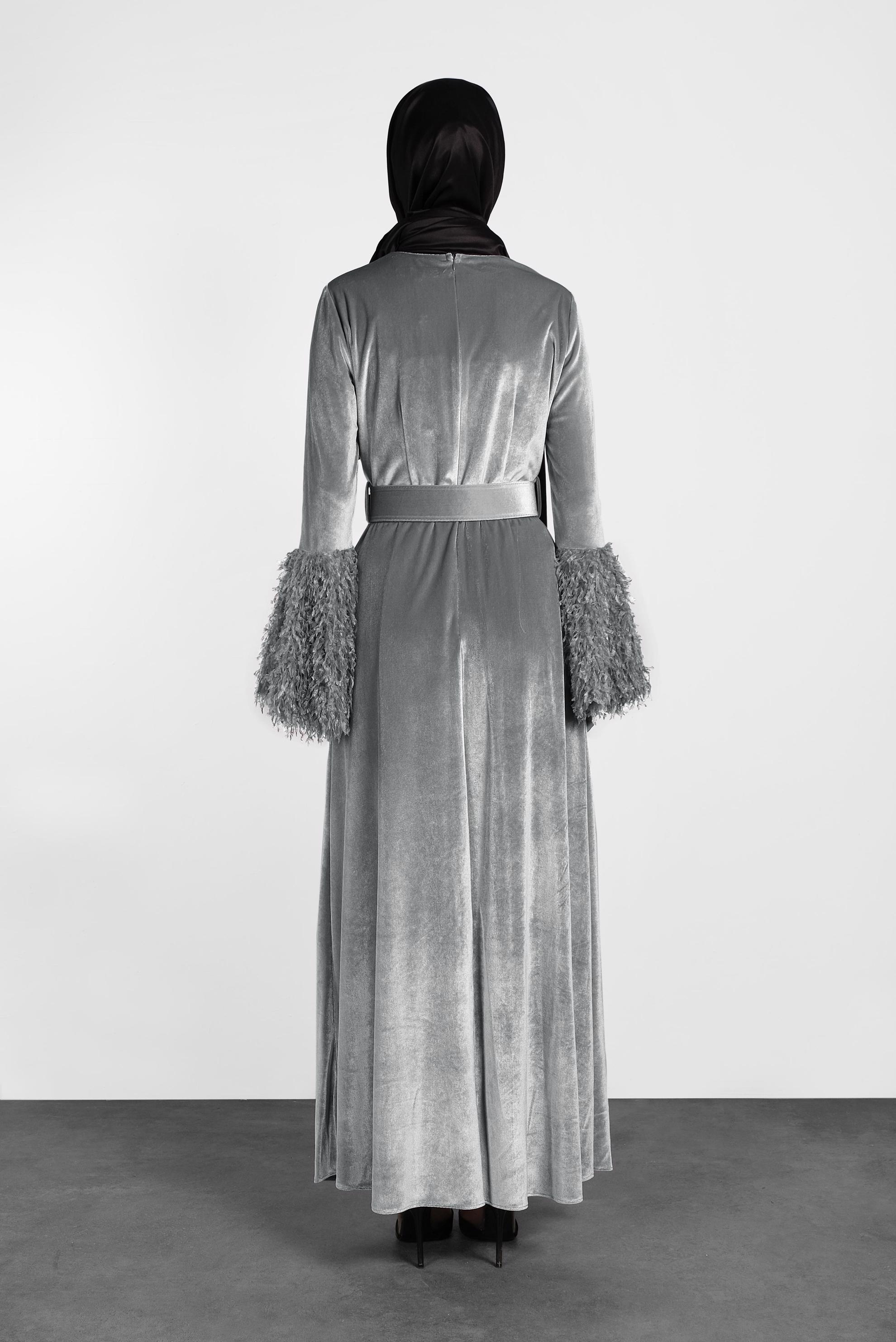 Tesettür giyim GÜMÜŞ PARLAK KADİFE KEMERLİ TÜYLÜ ELBİSE 40249