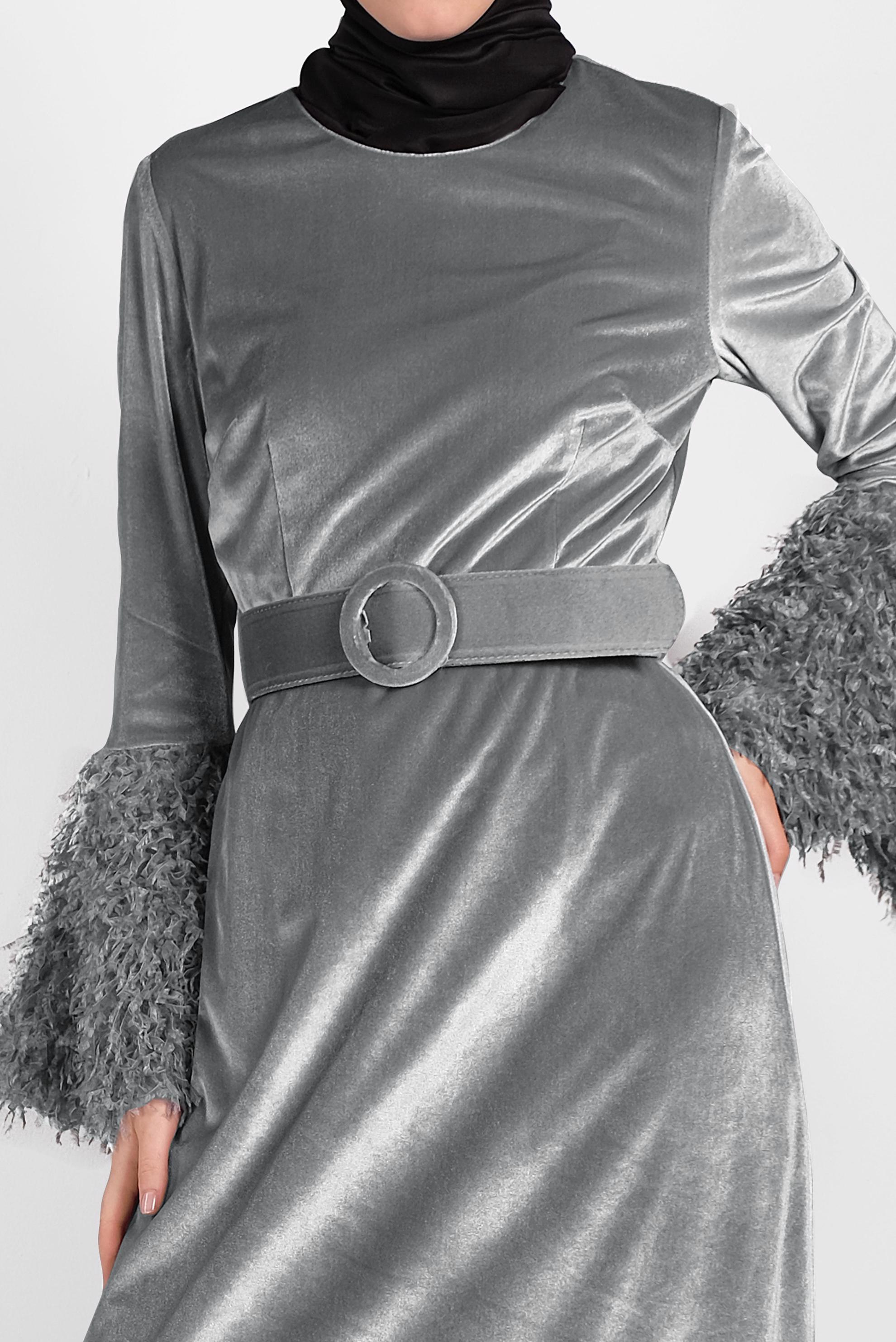 Tesettür giyim GÜMÜŞ PARLAK KADİFE KEMERLİ TÜYLÜ ELBİSE 40249