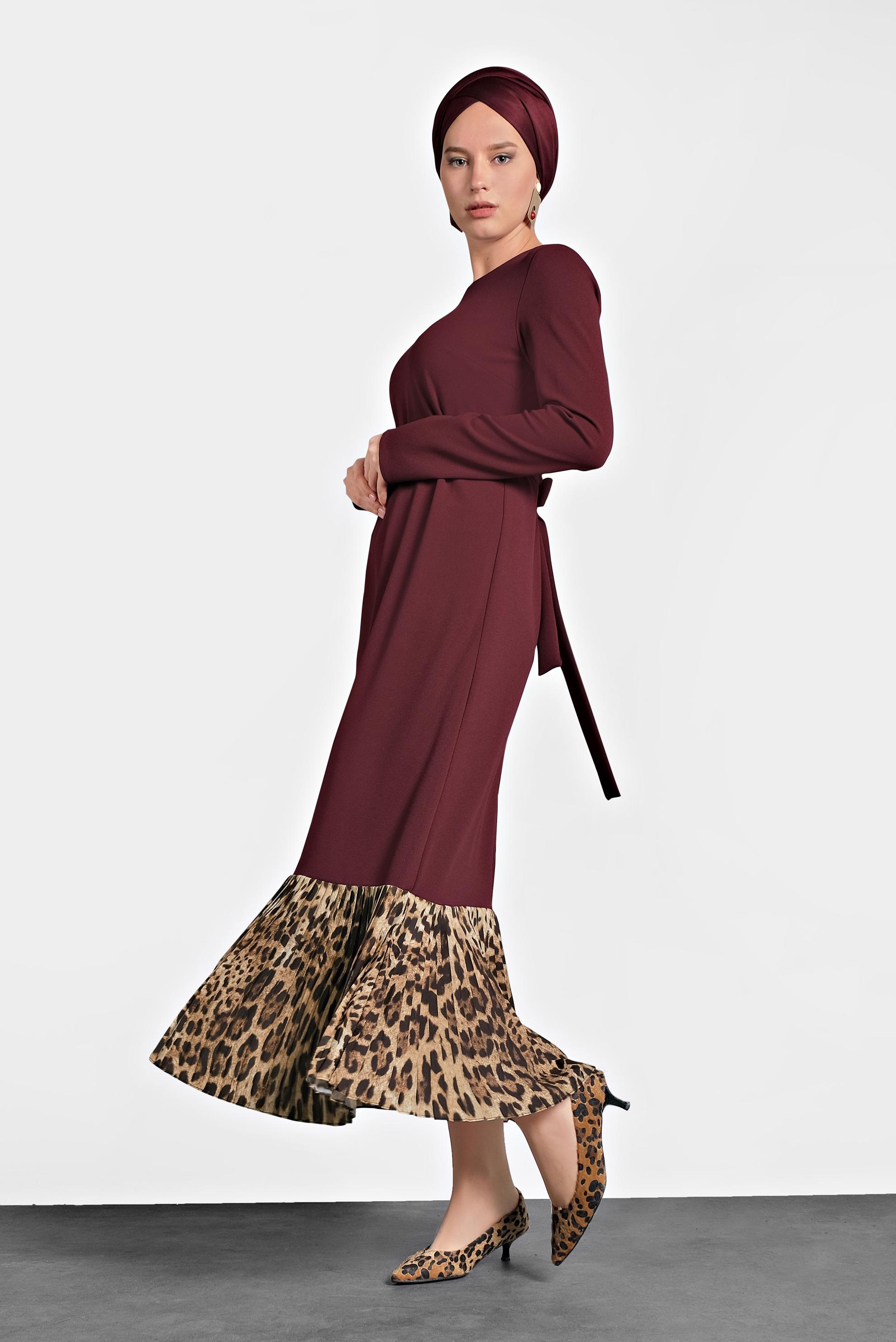 Tesettür giyim BORDO KUŞAKLI LEOPAR DESENLİ ELBİSE 40272