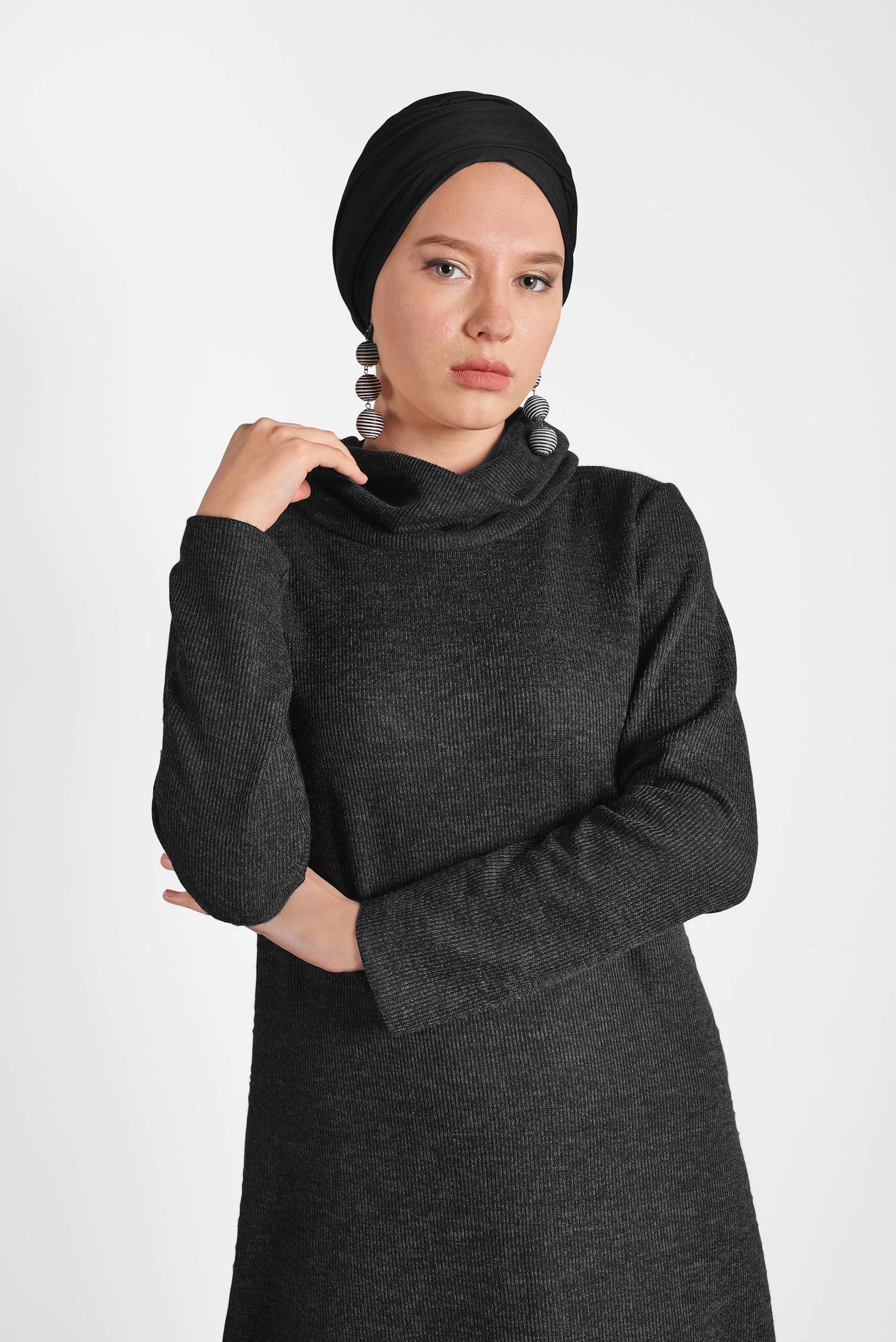 Tesettür giyim SİYAH BOĞAZLI TRİKO ÖRME ELBİSE 40273 