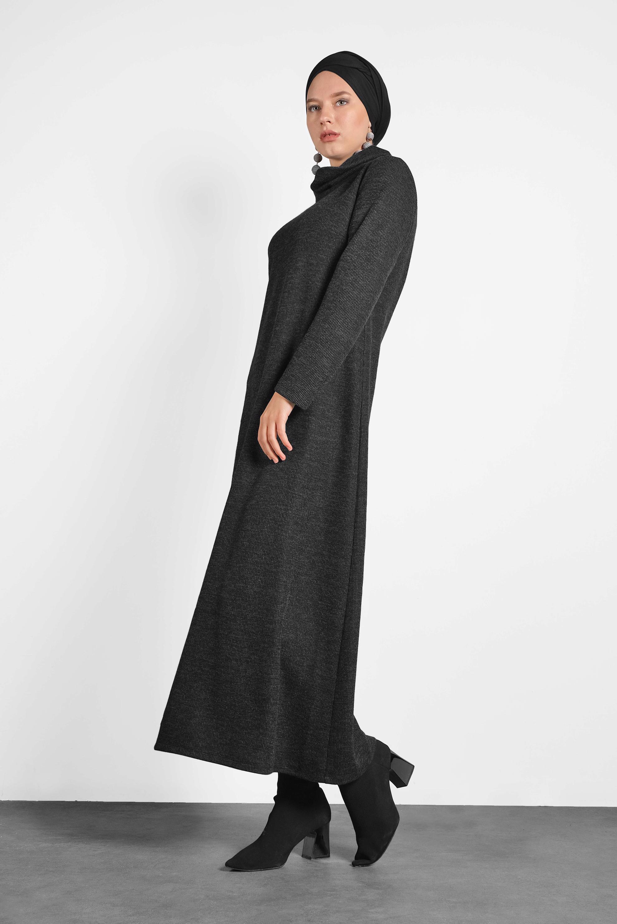 Tesettür giyim SİYAH BOĞAZLI TRİKO ÖRME ELBİSE 40273 