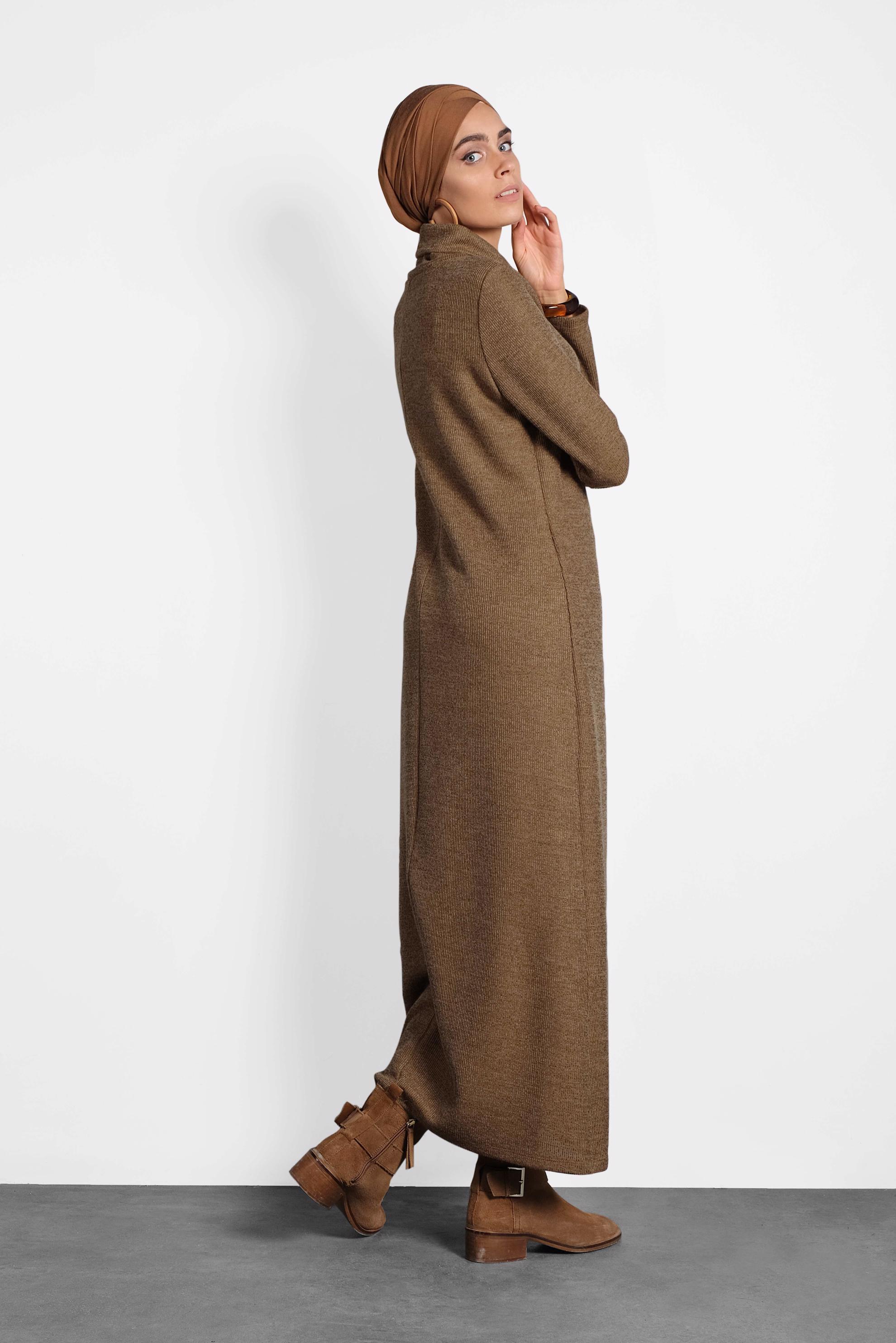 Tesettür giyim KAHVE BOĞAZLI TRİKO ÖRME ELBİSE 40273 