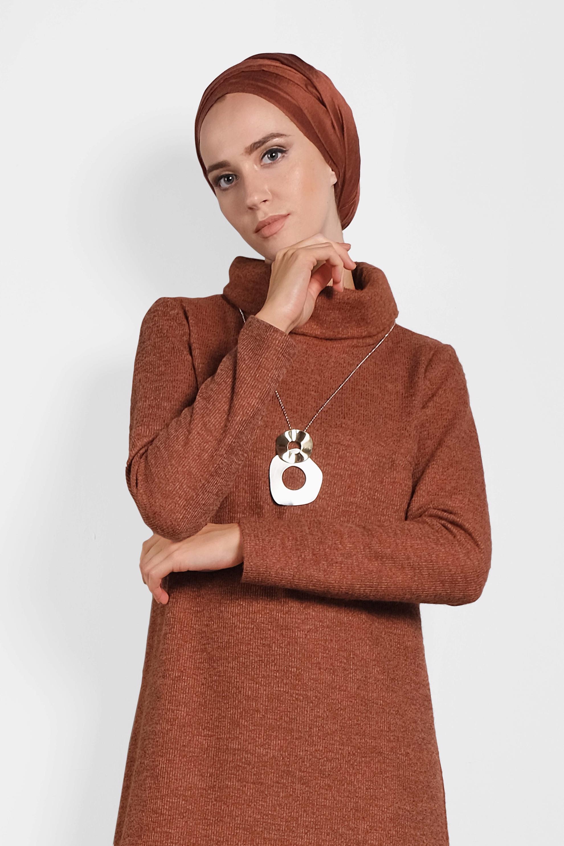 Tesettür giyim TURUNCU BOĞAZLI TRİKO ÖRME ELBİSE 40273 