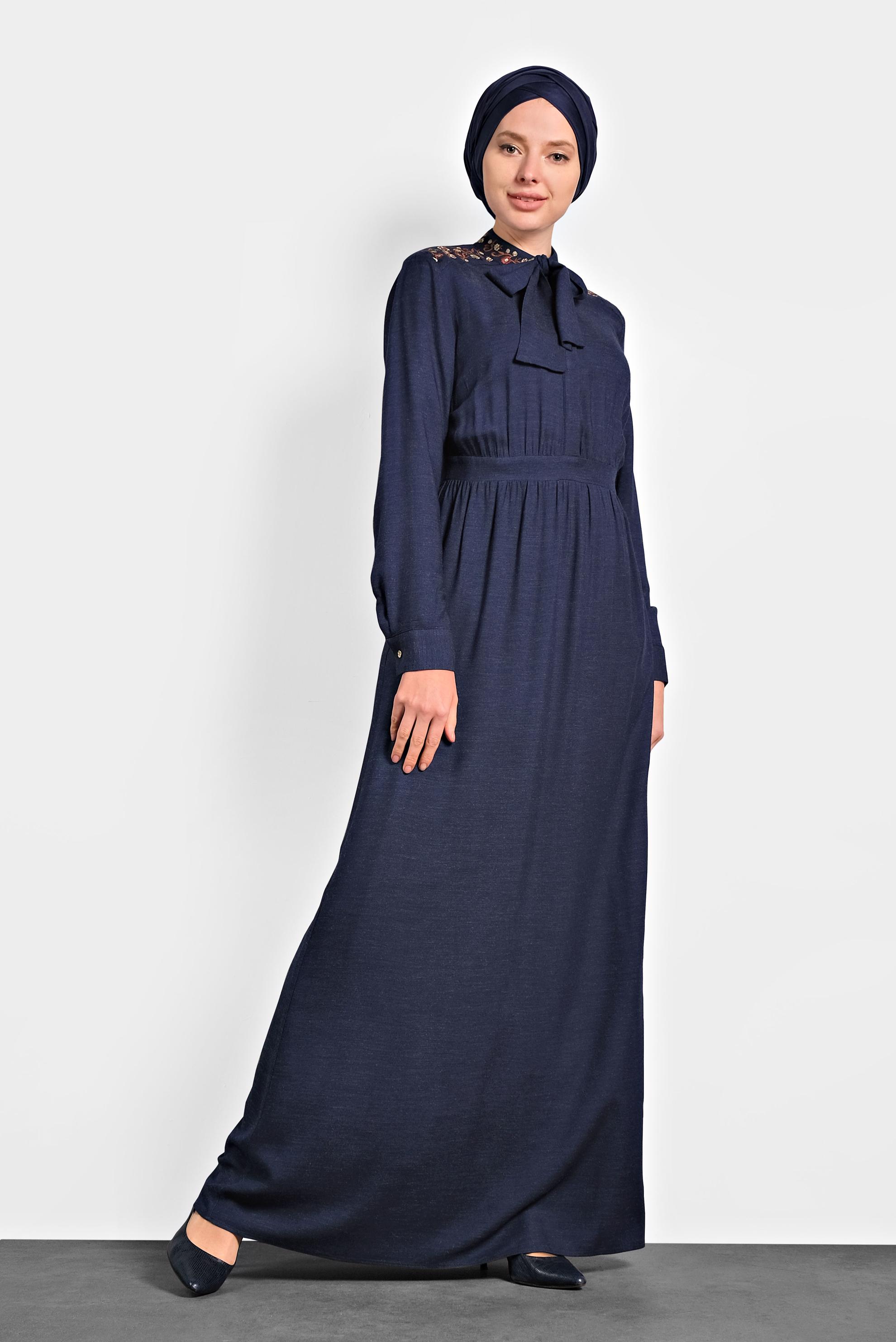 Tesettür giyim LACİVERT NAKIŞLI YAKASI BAĞLI ELBİSE 40330