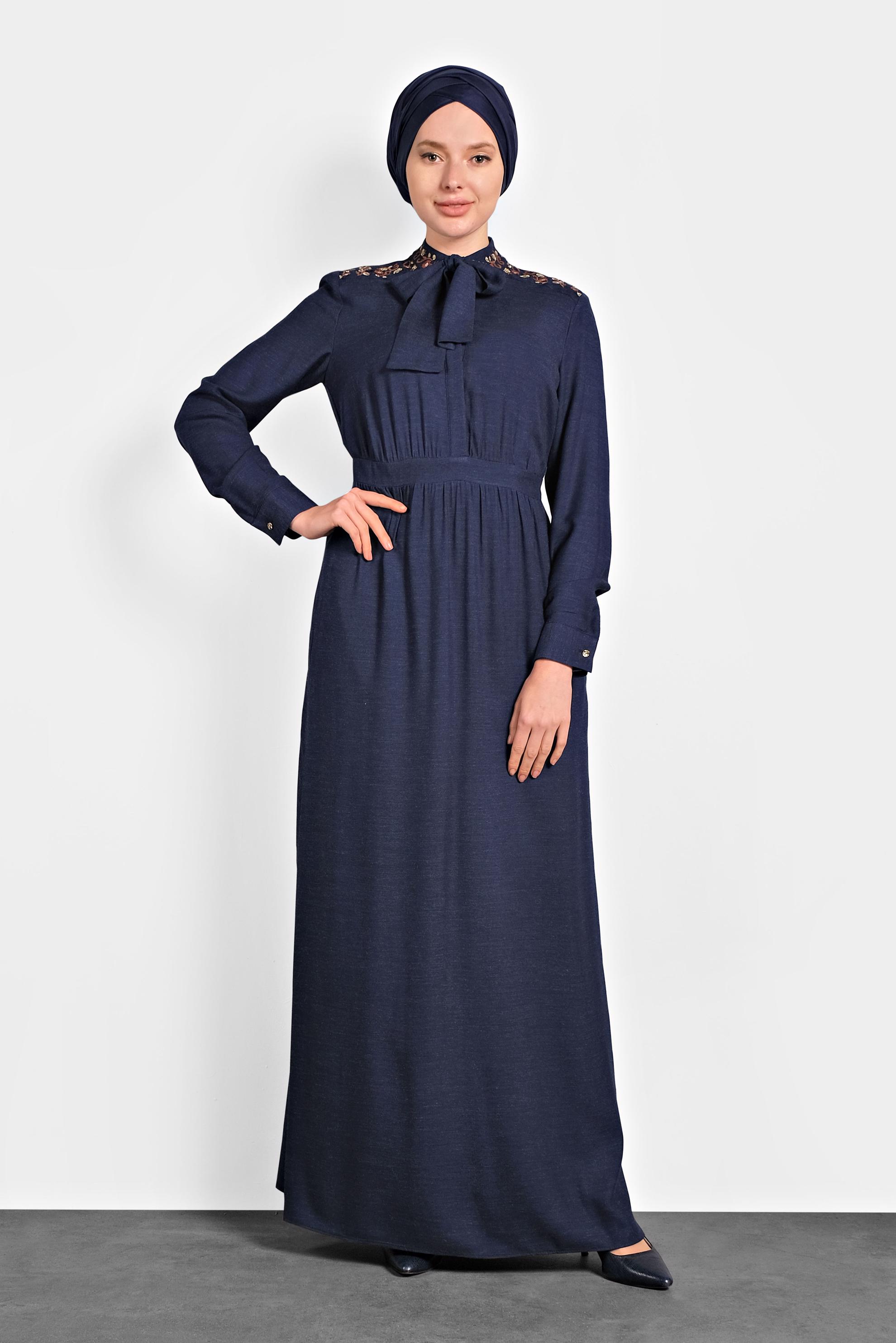 Tesettür giyim LACİVERT NAKIŞLI YAKASI BAĞLI ELBİSE 40330