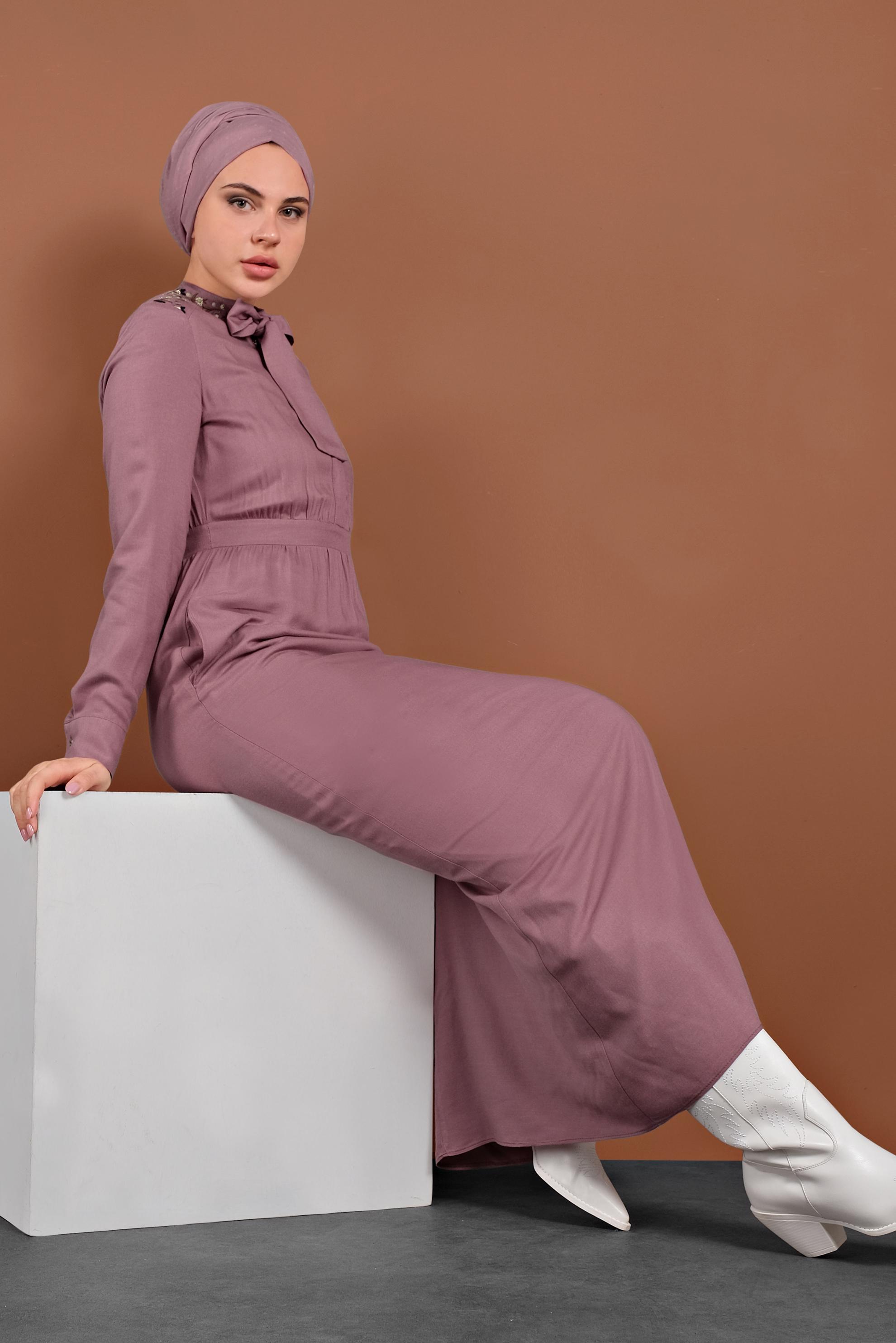 Tesettür giyim PUDRA NAKIŞLI YAKASI BAĞLI ELBİSE 40330