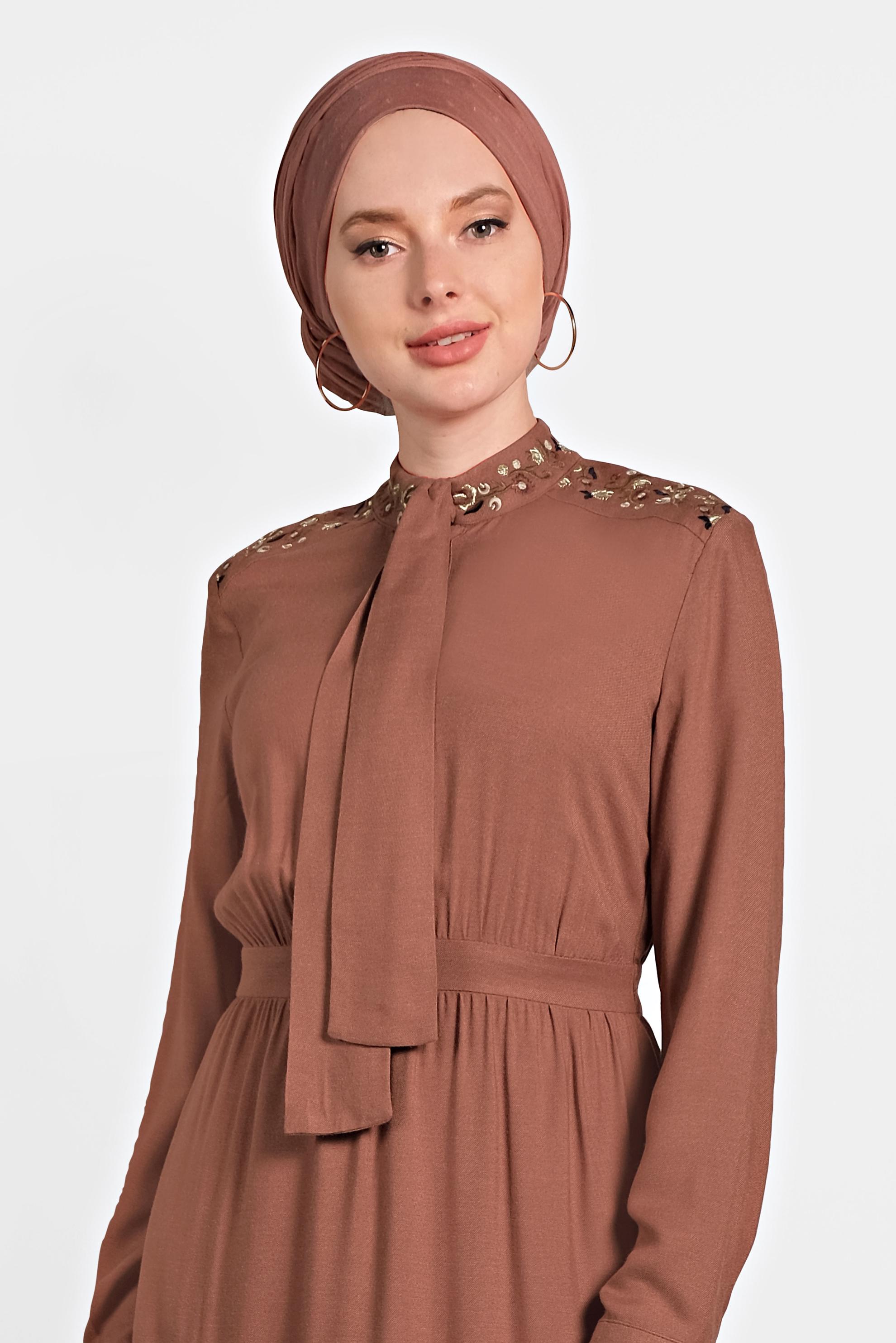 Tesettür giyim TABA NAKIŞLI YAKASI BAĞLI ELBİSE 40330