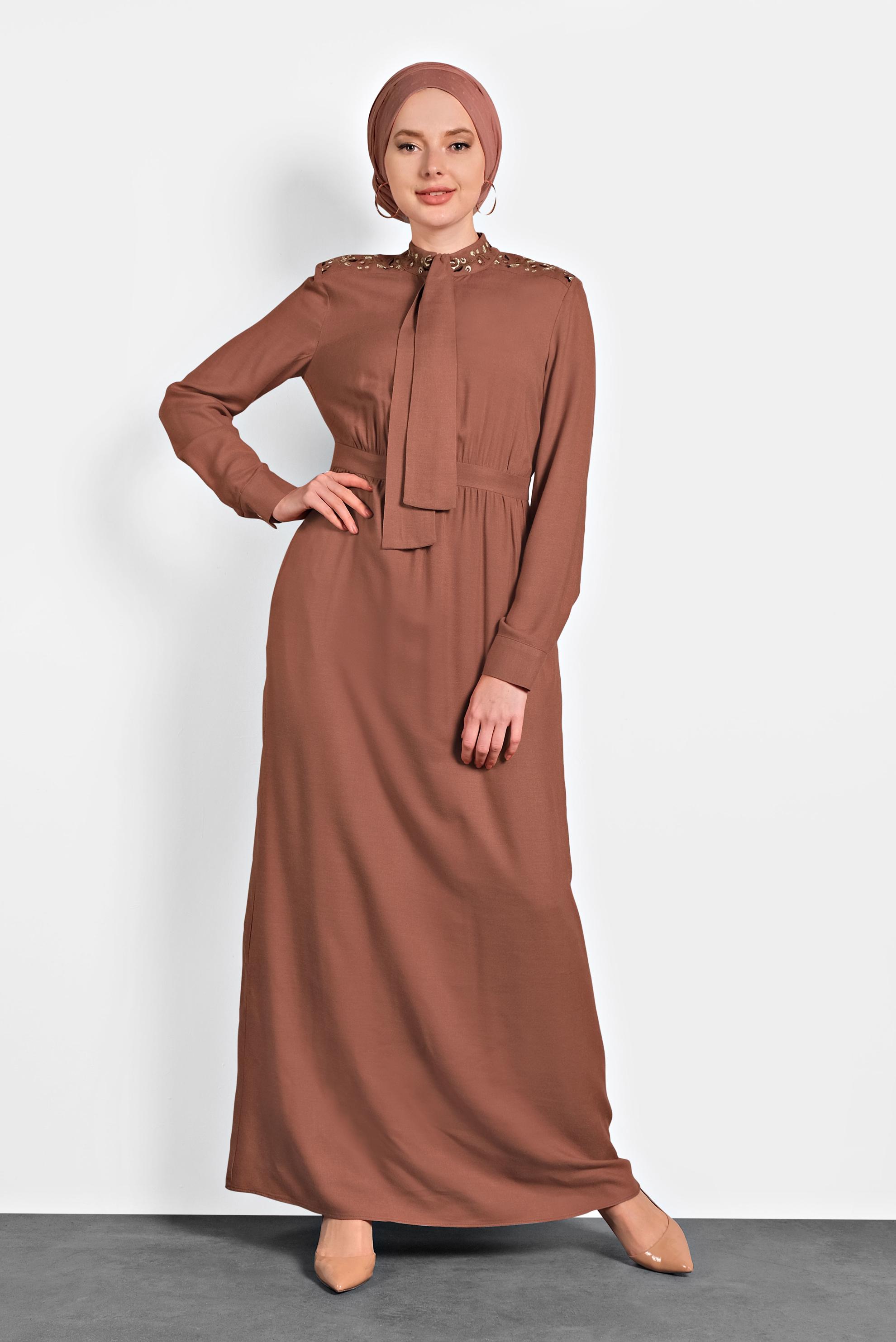 Tesettür giyim TABA NAKIŞLI YAKASI BAĞLI ELBİSE 40330