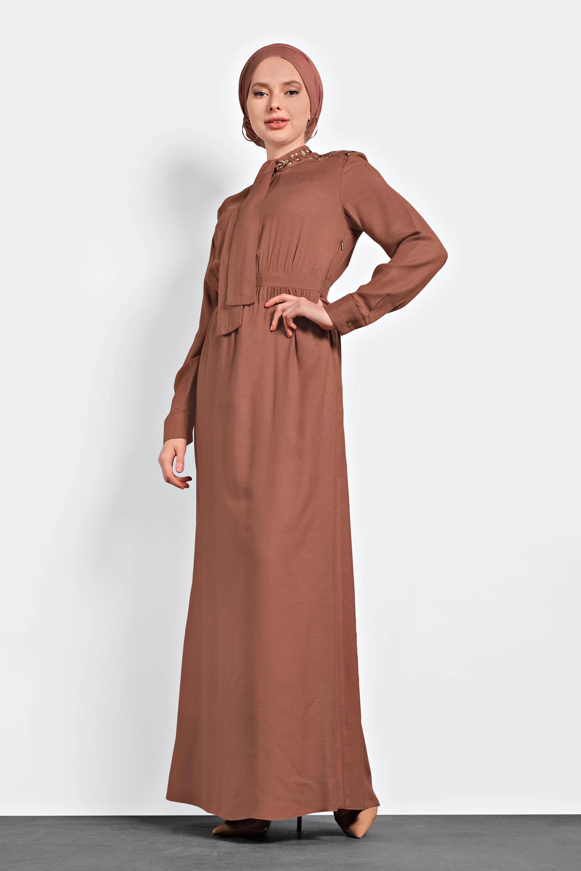 Tesettür giyim TABA NAKIŞLI YAKASI BAĞLI ELBİSE 40330