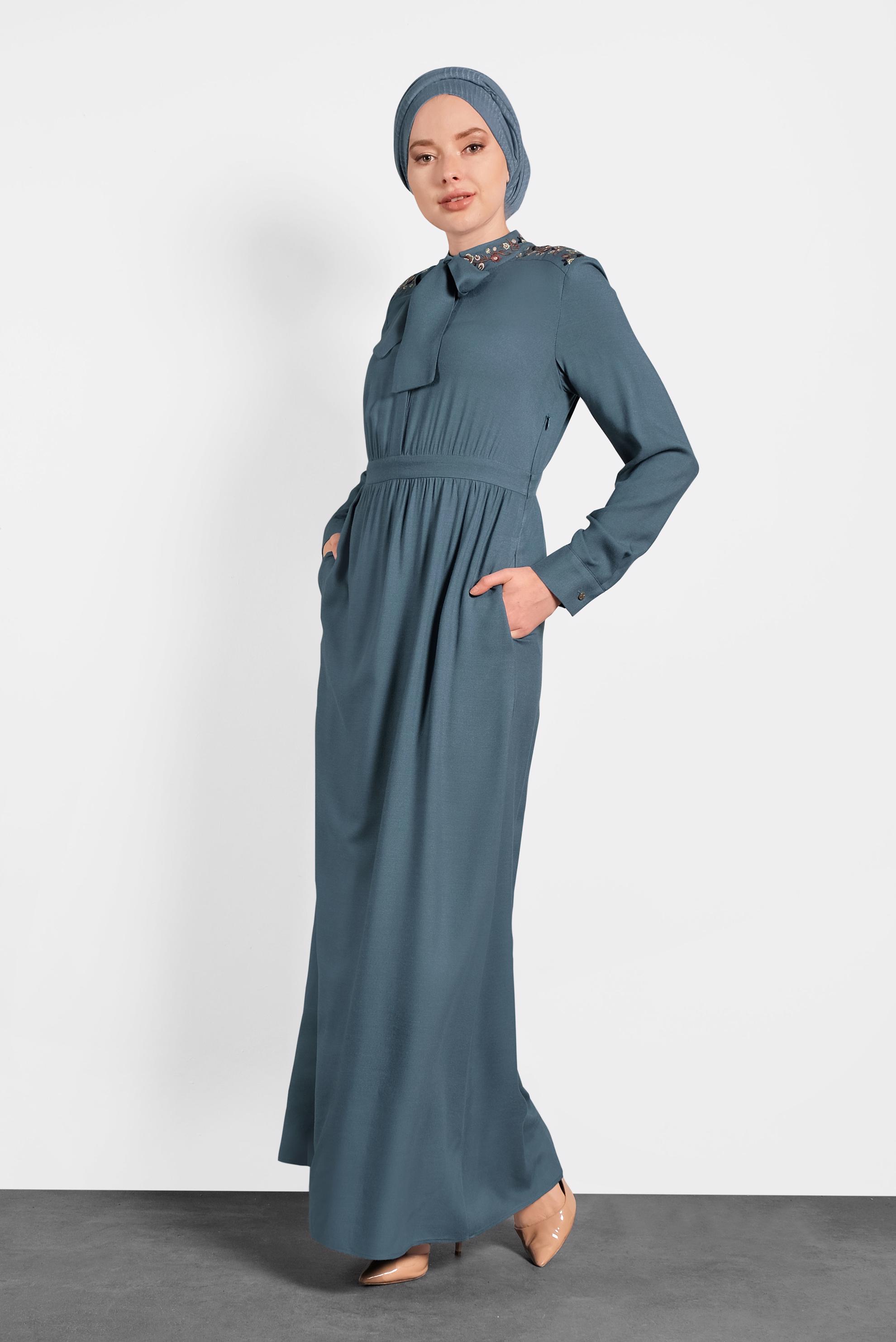 Tesettür giyim LACİVERT NAKIŞLI YAKASI BAĞLI ELBİSE 40330