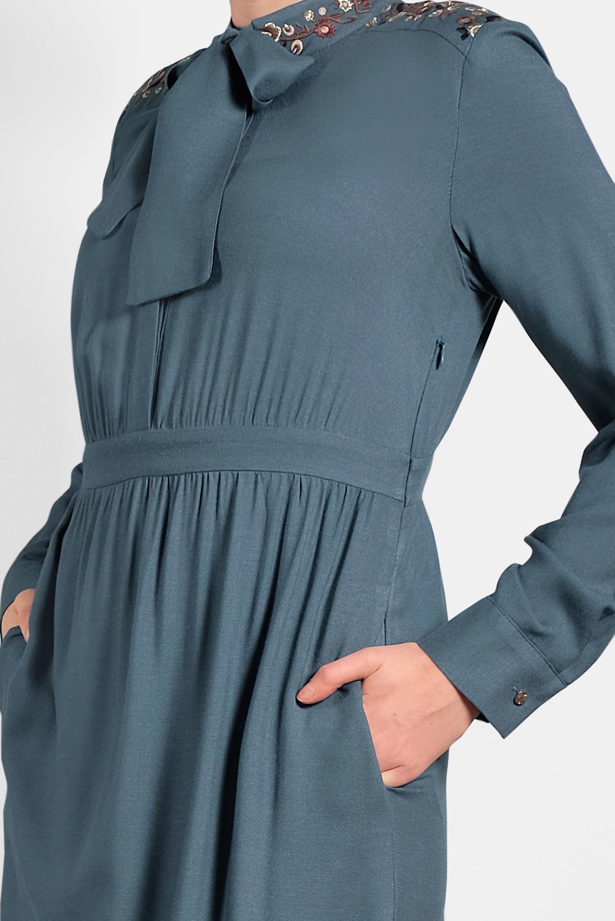 Tesettür giyim LACİVERT NAKIŞLI YAKASI BAĞLI ELBİSE 40330