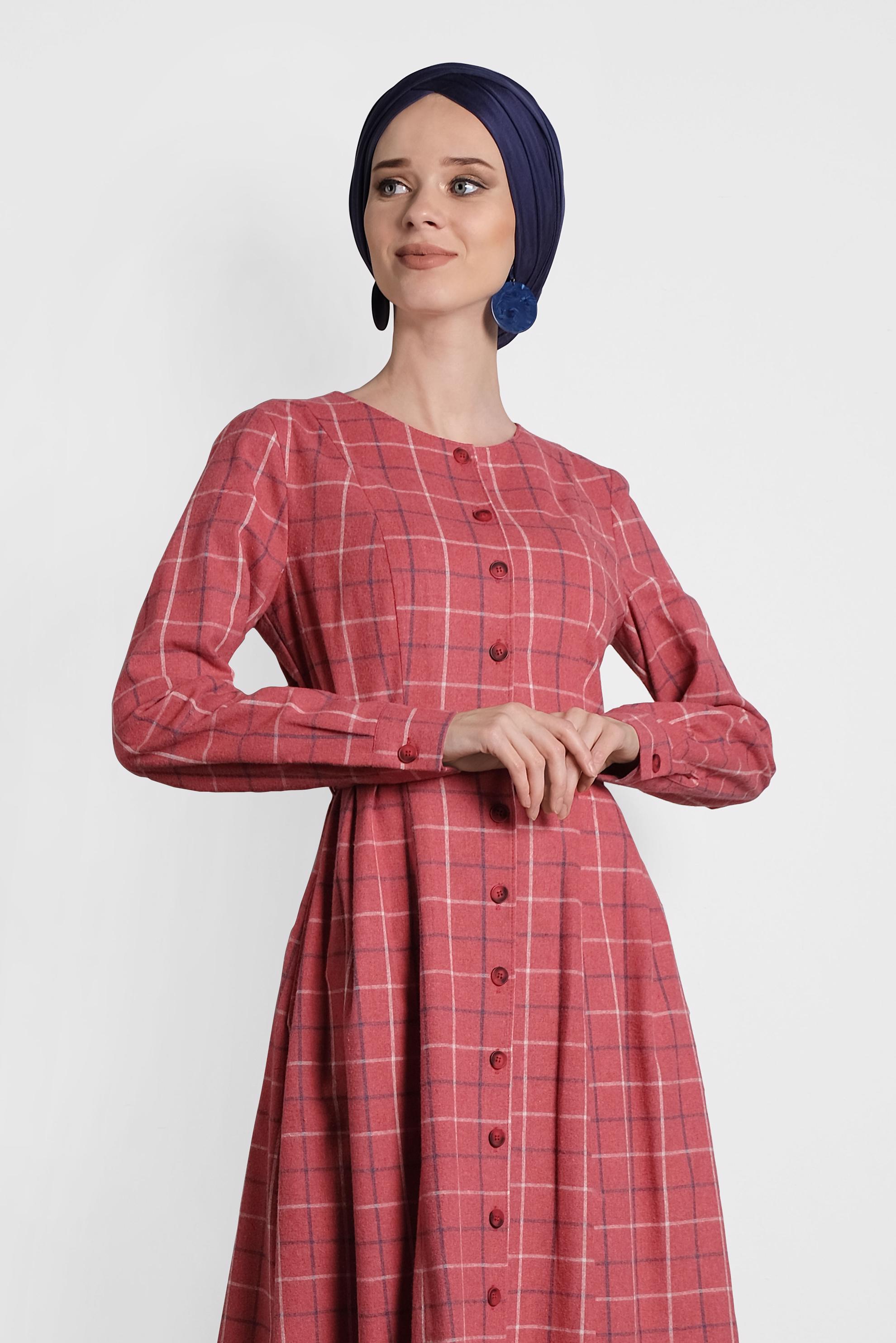 Tesettür giyim KIRMIZI EKOSE DÜĞMELİ ELBİSE 40370