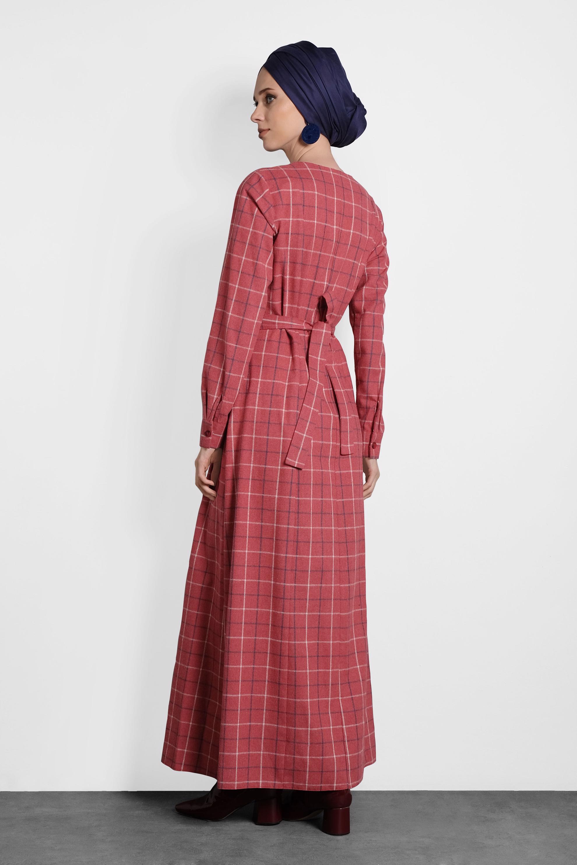 Tesettür giyim KIRMIZI EKOSE DÜĞMELİ ELBİSE 40370