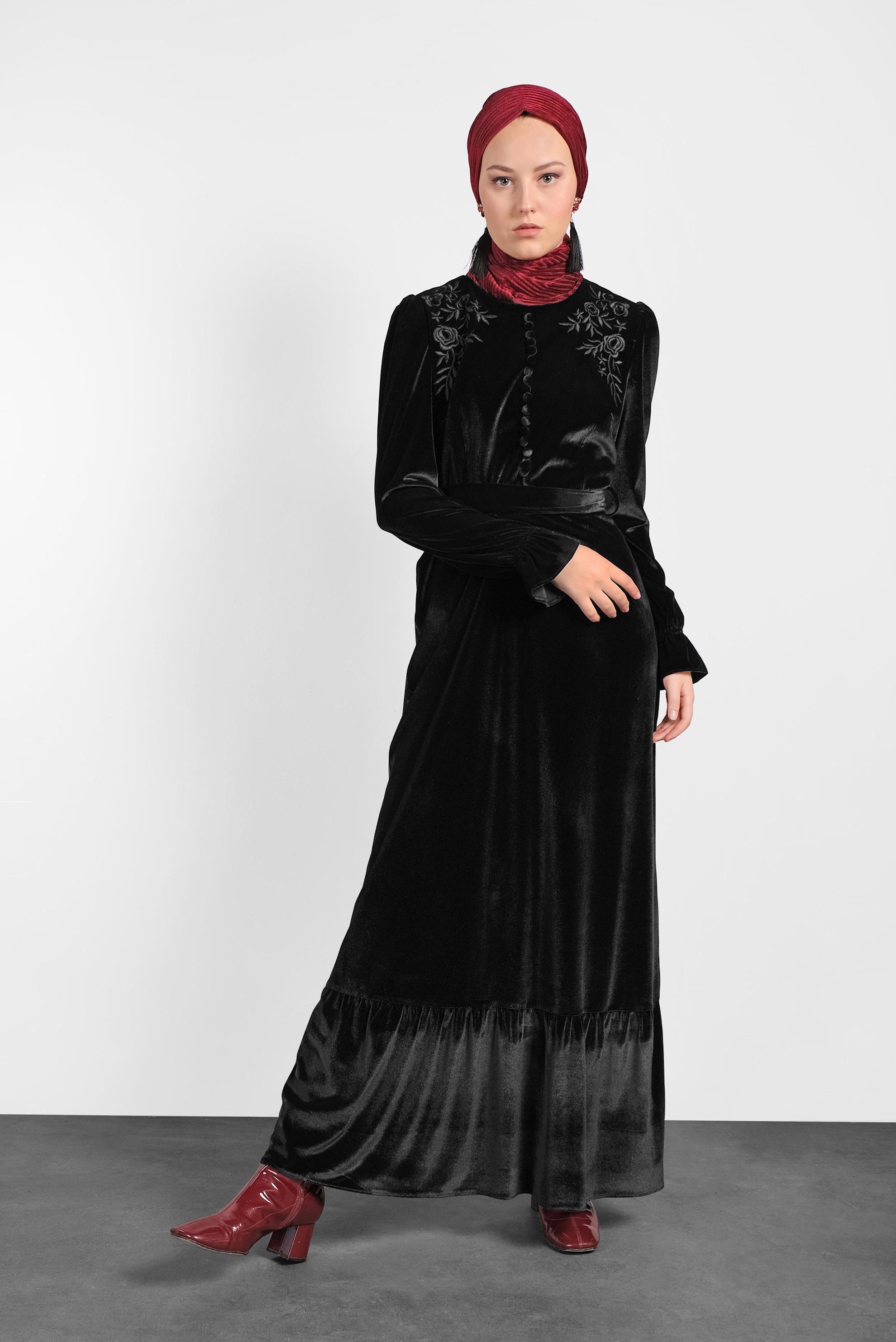 Tesettür giyim SİYAH KUŞAKLI NAKIŞLI ELBİSE 40379	