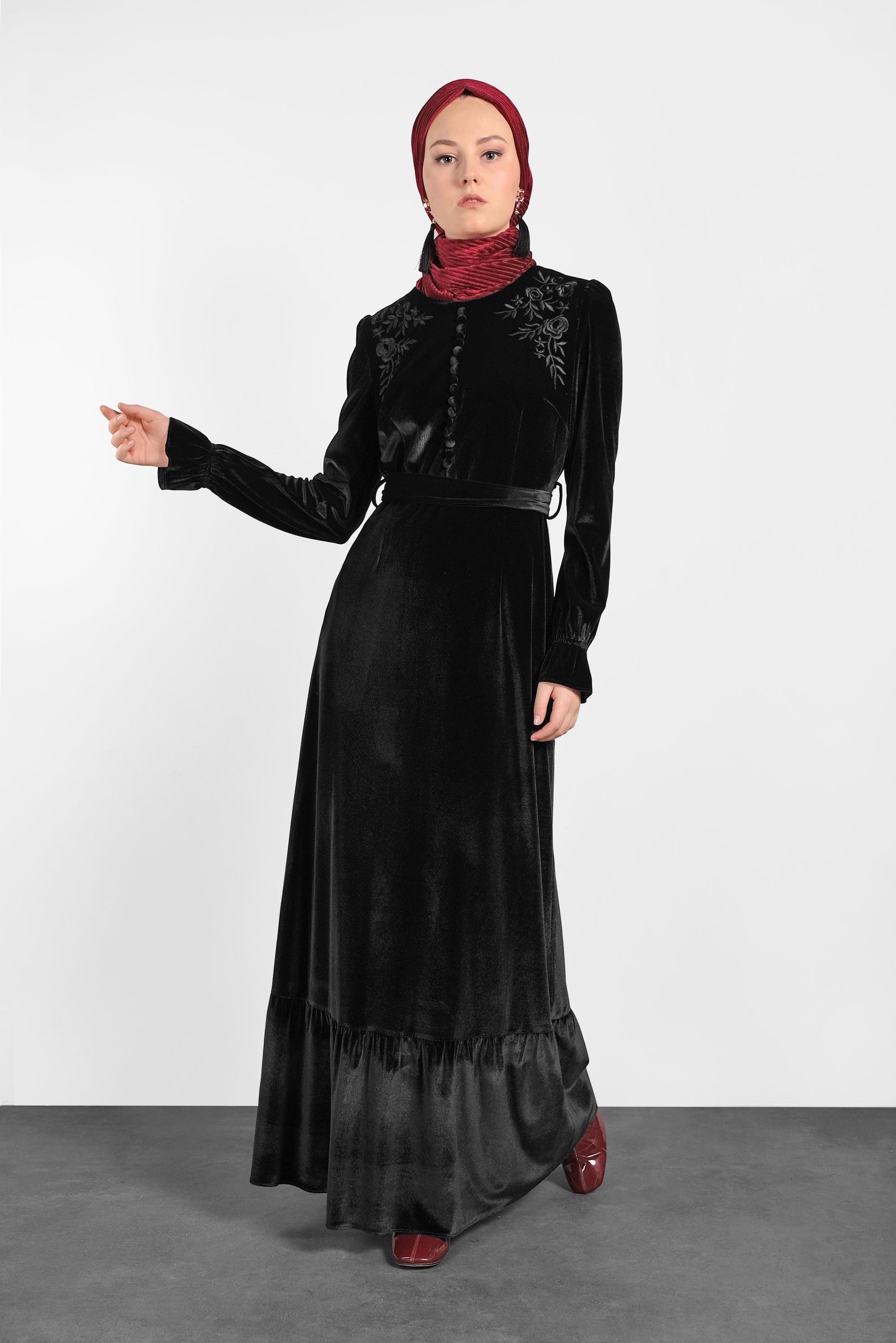 Tesettür giyim SİYAH KUŞAKLI NAKIŞLI ELBİSE 40379	