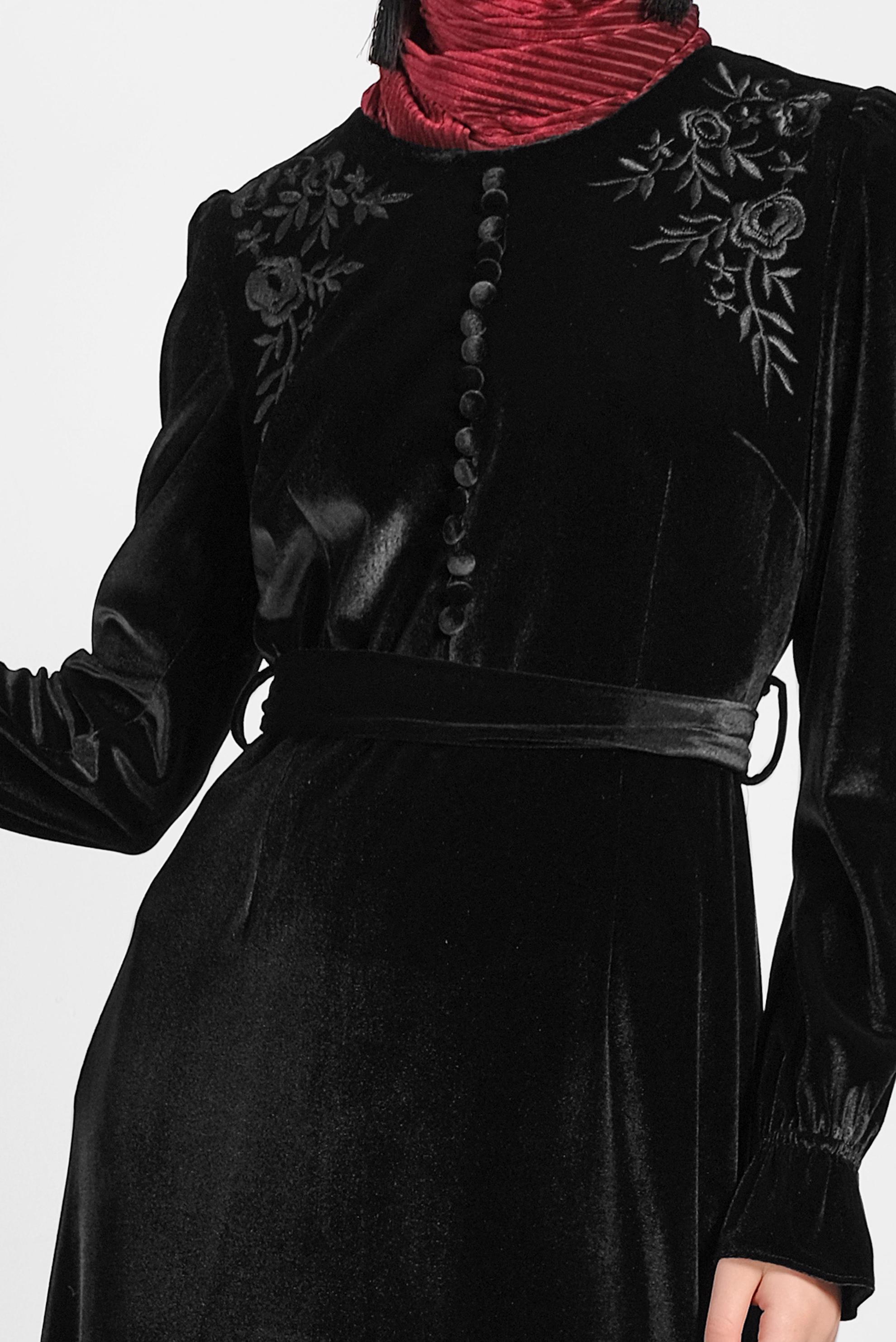 Tesettür giyim SİYAH KUŞAKLI NAKIŞLI ELBİSE 40379	