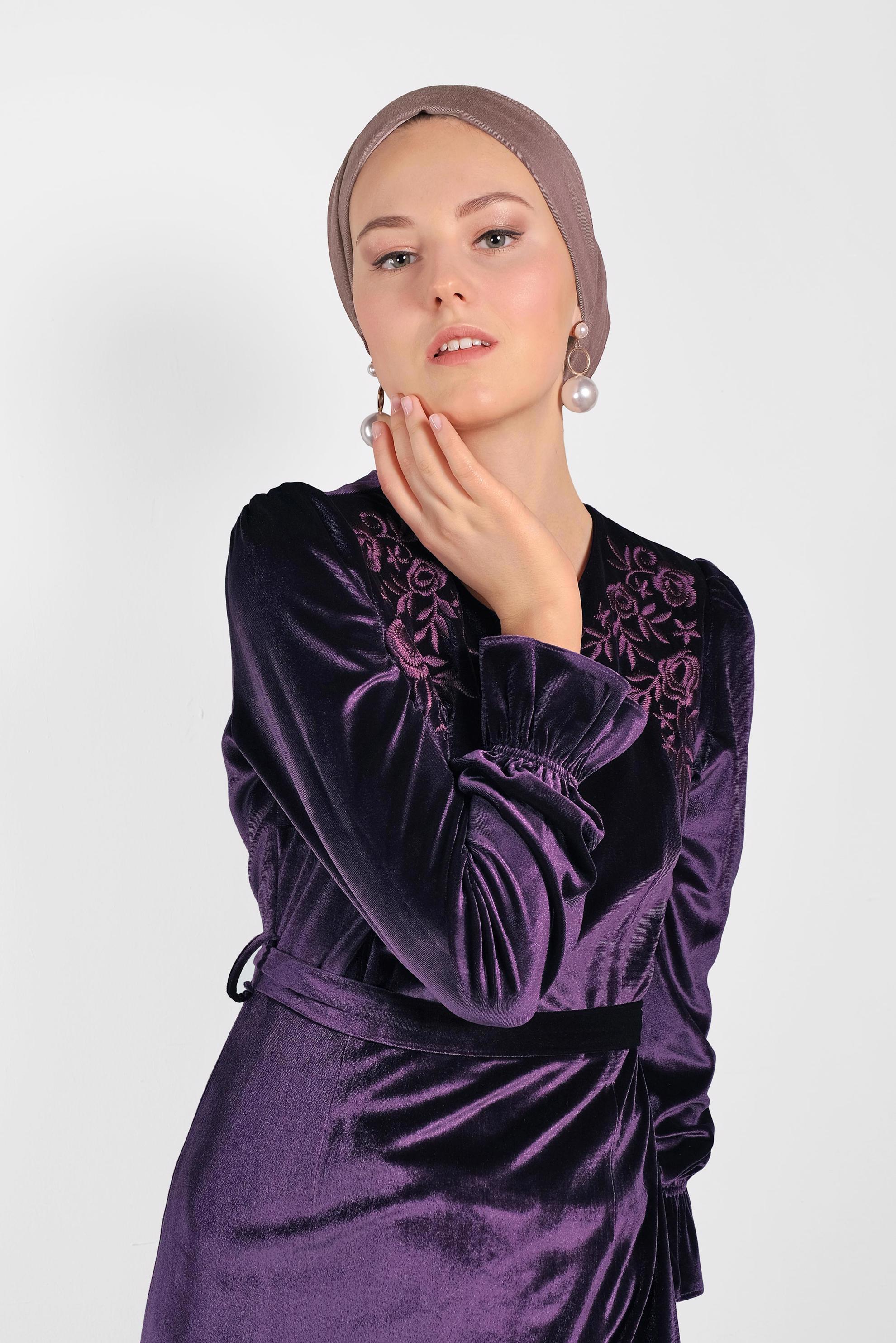 Tesettür giyim MOR KUŞAKLI NAKIŞLI ELBİSE 40379	