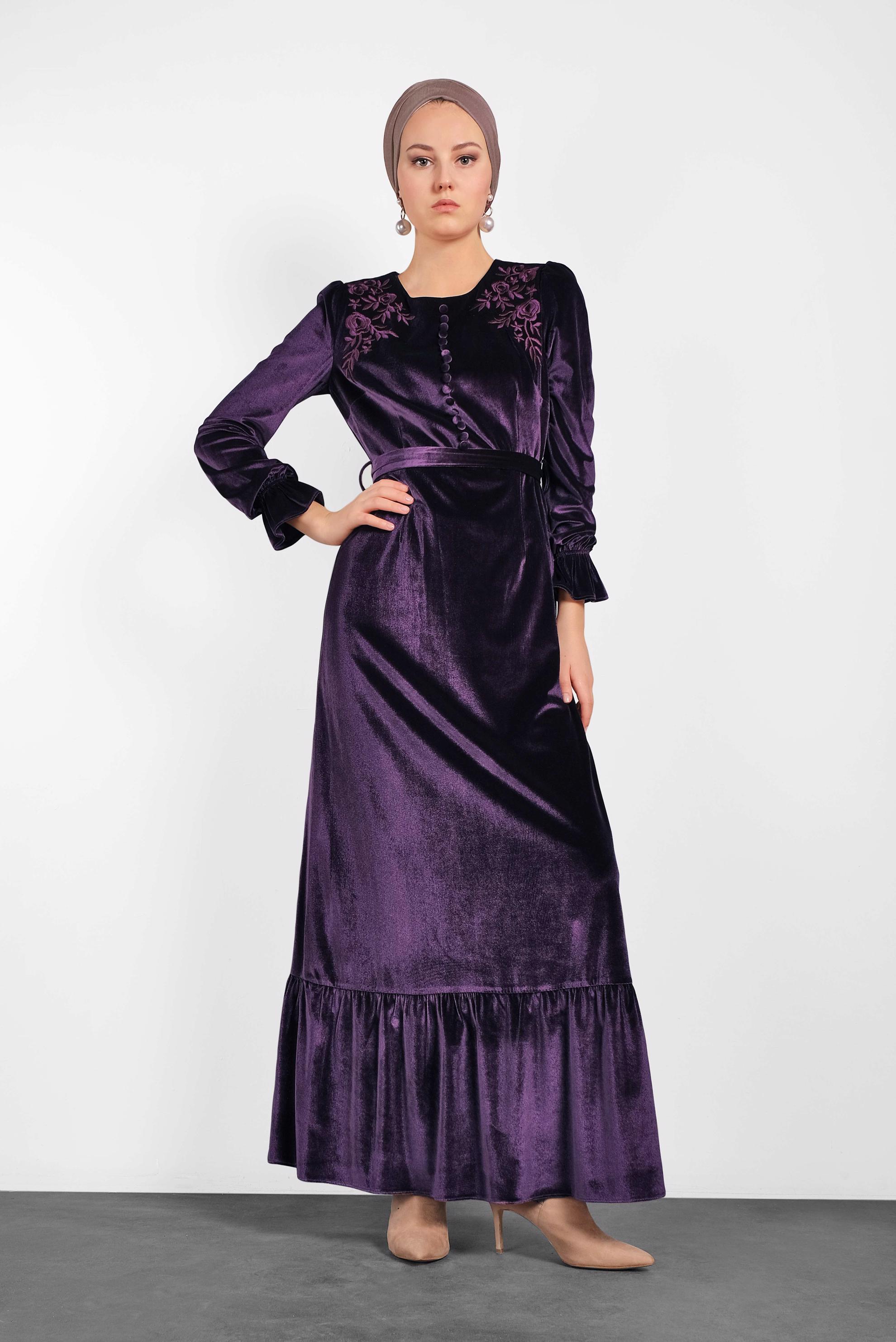 Tesettür giyim MOR KUŞAKLI NAKIŞLI ELBİSE 40379	