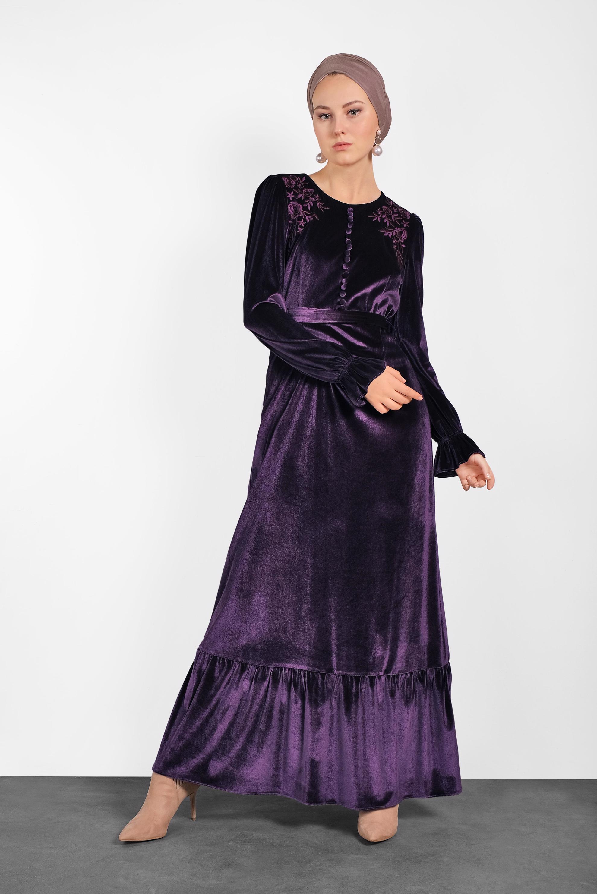 Tesettür giyim MOR KUŞAKLI NAKIŞLI ELBİSE 40379	