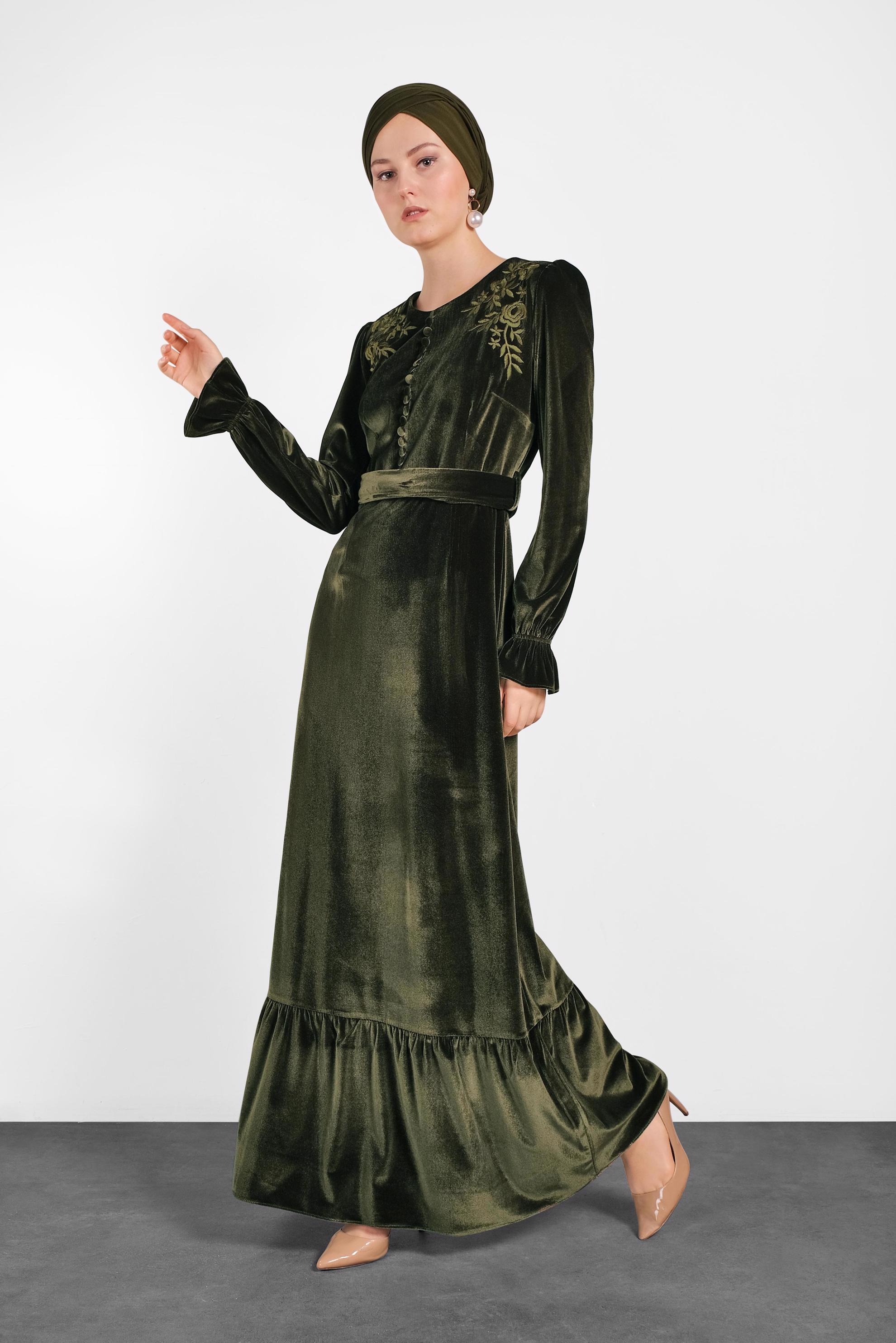 Tesettür giyim HAKİ KUŞAKLI NAKIŞLI ELBİSE 40379	