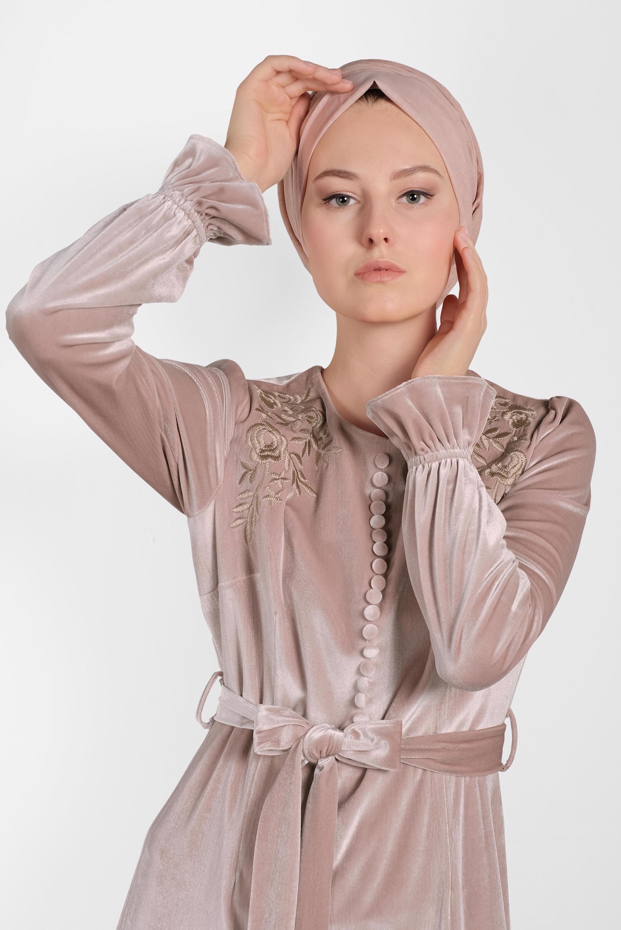 Tesettür giyim PUDRA KUŞAKLI NAKIŞLI ELBİSE 40379	